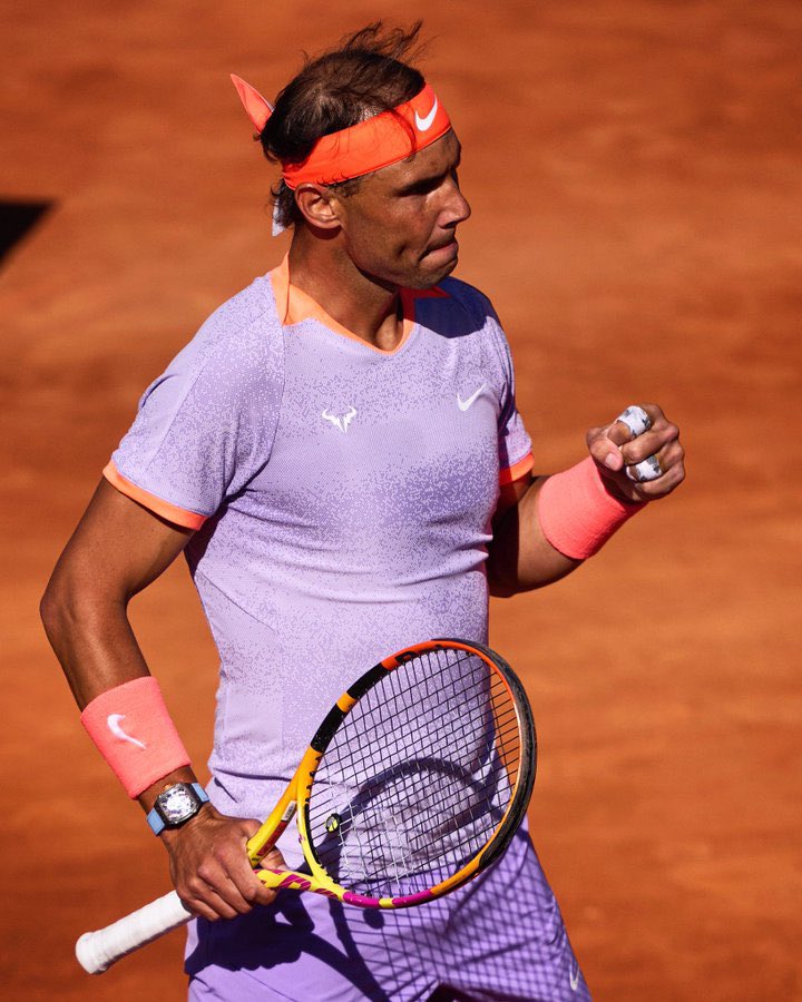 Rafael Nadal galibiyetle dönüyor! 👑 2 sene sonra ilk kez toprak korta ayak basan Rafael Nadal, Barcelona ilk turunda Flavio Cobolli’yi 6-2 6-3 ile yenerek 2. turda Alex de Minaur’un rakibi oluyor.