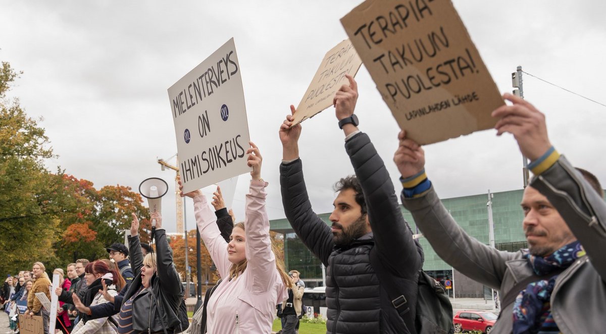 mielenterveys's tweet photo. Hallituksen tavoittelema talouskasvu ole mahdollista ilman hyvinvoivia nuoria ja hyvinvointia vahvistavaa työtä. Kehysriihen päätökset uhkaavat syventää nuorten mielenterveyskriisiä kirjoittaa @SAaltoMatturi  https://t.co/jESZ7G12Dk #kehysriihi #mielenterveys https://t.co/TtyriLPfYr