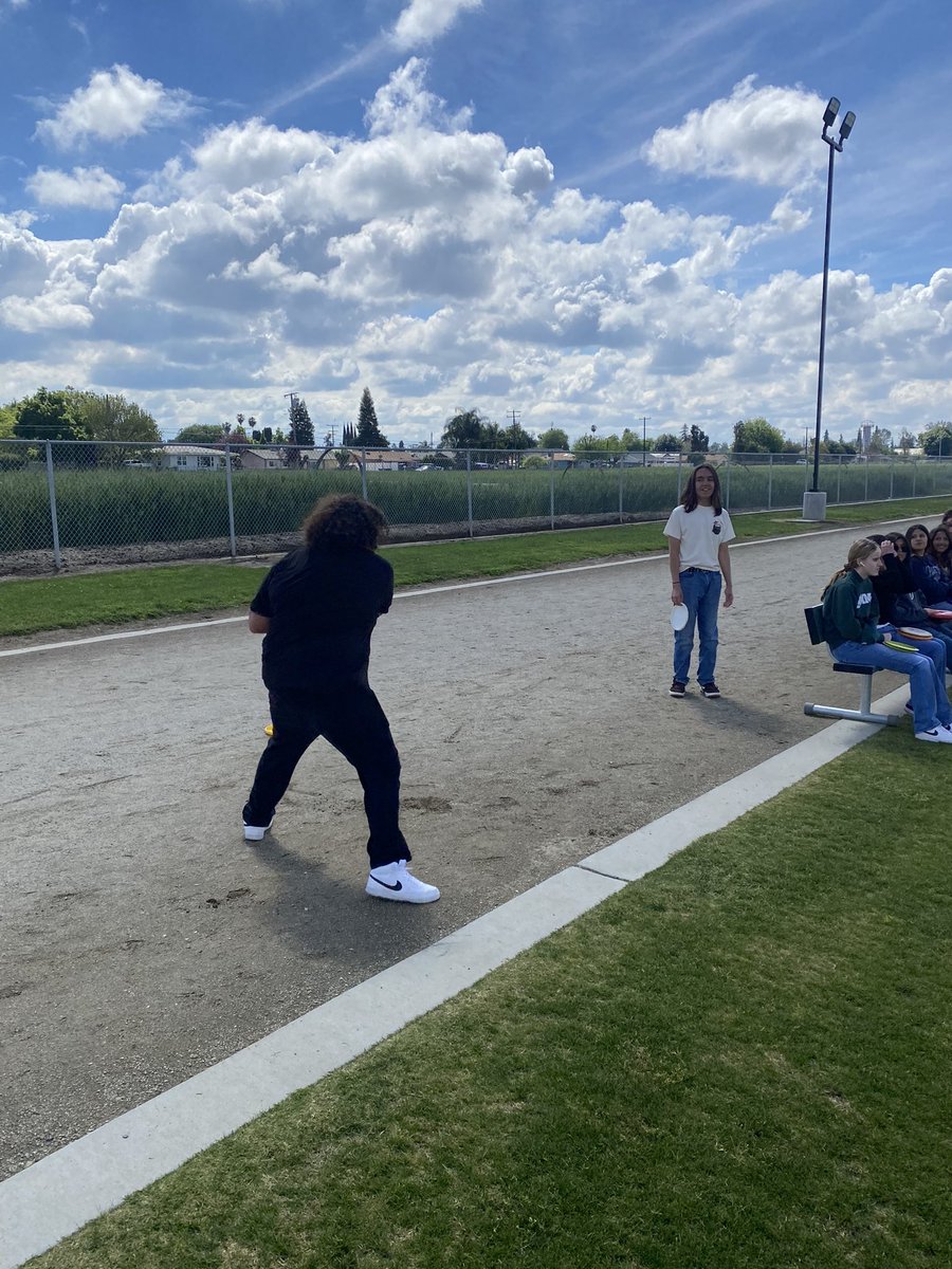 wanmer_michael's tweet photo. SCHS History in action, as students  take the Cold War to the field!  Students learned about containment and how the US looked to stop Communism through an outside disk demonstration!  Just another outdoor classroom #Burtonexperience https://t.co/7OWhDSx8Ih