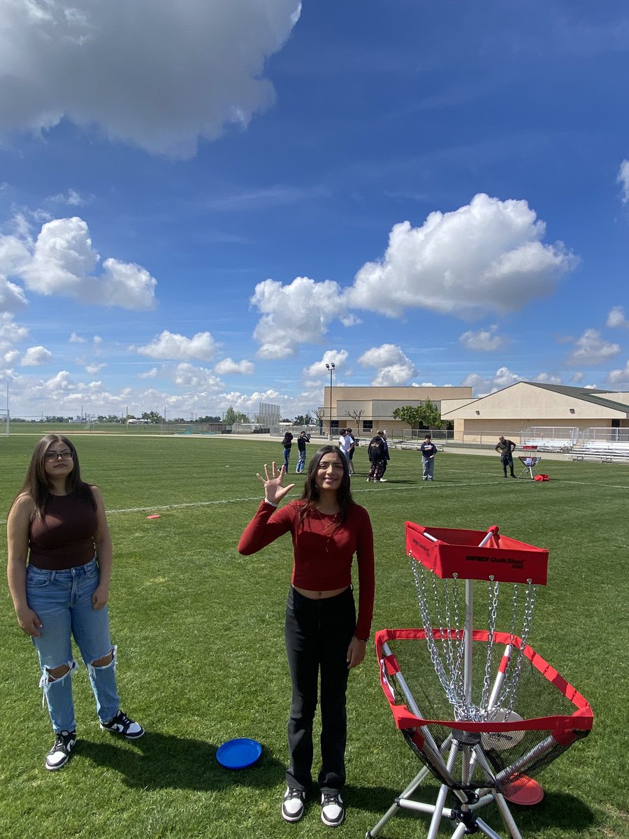 wanmer_michael's tweet photo. SCHS History in action, as students  take the Cold War to the field!  Students learned about containment and how the US looked to stop Communism through an outside disk demonstration!  Just another outdoor classroom #Burtonexperience https://t.co/7OWhDSx8Ih