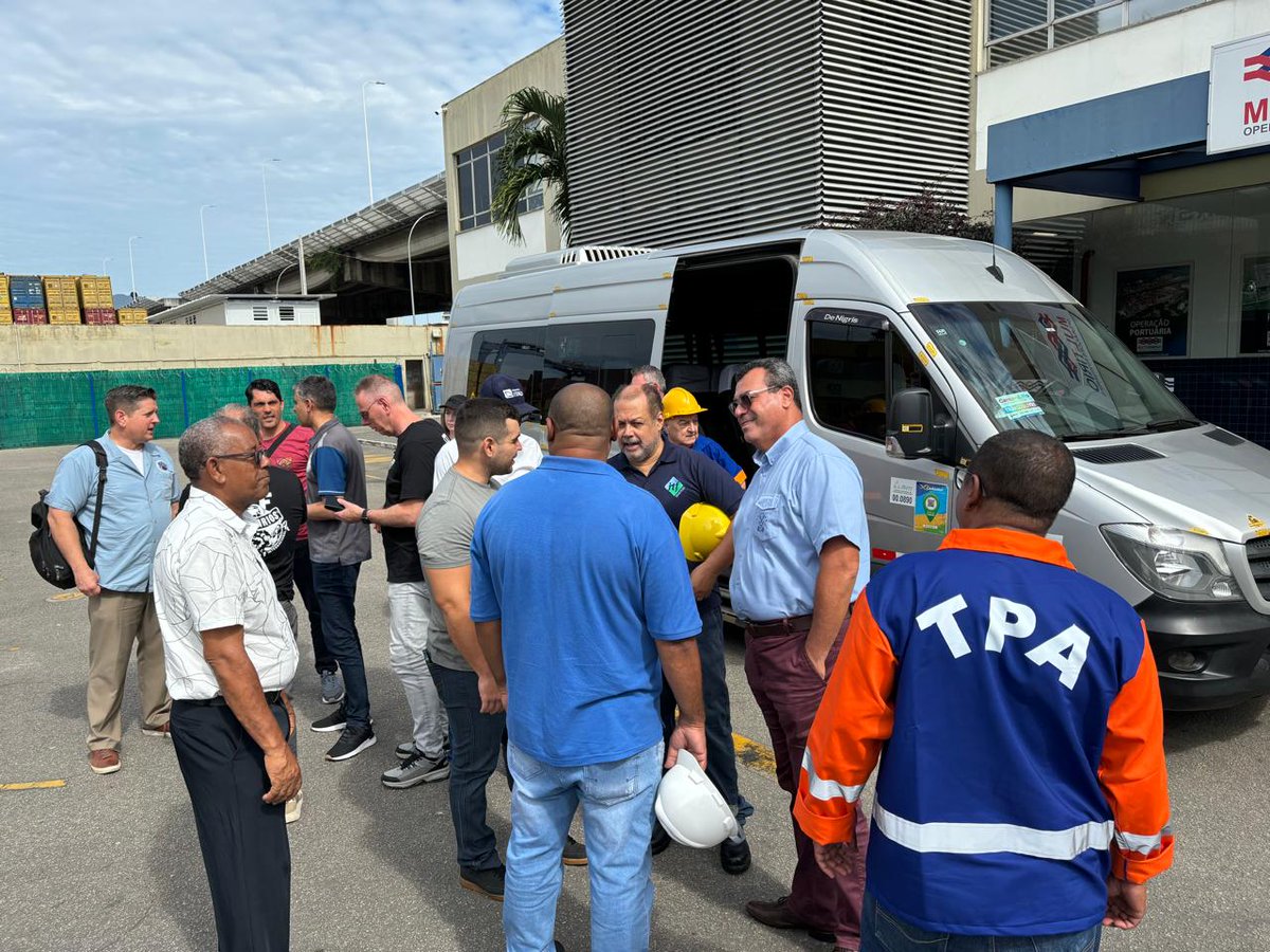 ITF_Americas's tweet photo. #Brasil 🇧🇷 No marco da reunião do grupo de trabalho de automatização da ITF, representantes diferentes países visitaram ontem o porto do Rio de Janeiro, onde conheceram os avances da automatização no porto. 
#SomosITF #MovemosOMundo @ITFDockers https://t.co/6N0rfNwneJ
