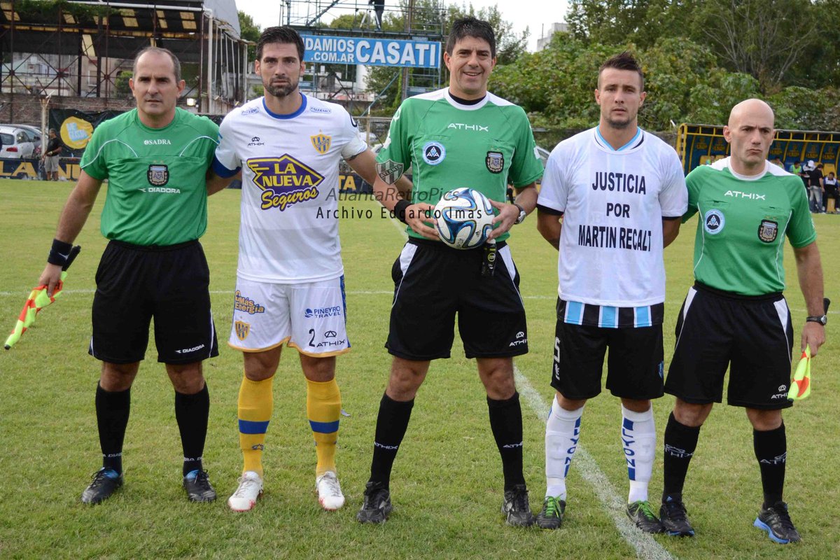 AtlantaRetro2's tweet photo. 2️⃣0️⃣1️⃣4️⃣ #Atlanta 1 #Almagro 0, en el León Kolbowski.
📸 El capitán de #Atlanta, el uruguayo Sebastián Díaz Villán; referí Carlos Stoklas, y capitán de #Almagro,  Hernán Lillo. https://t.co/pGfzpNzIOC