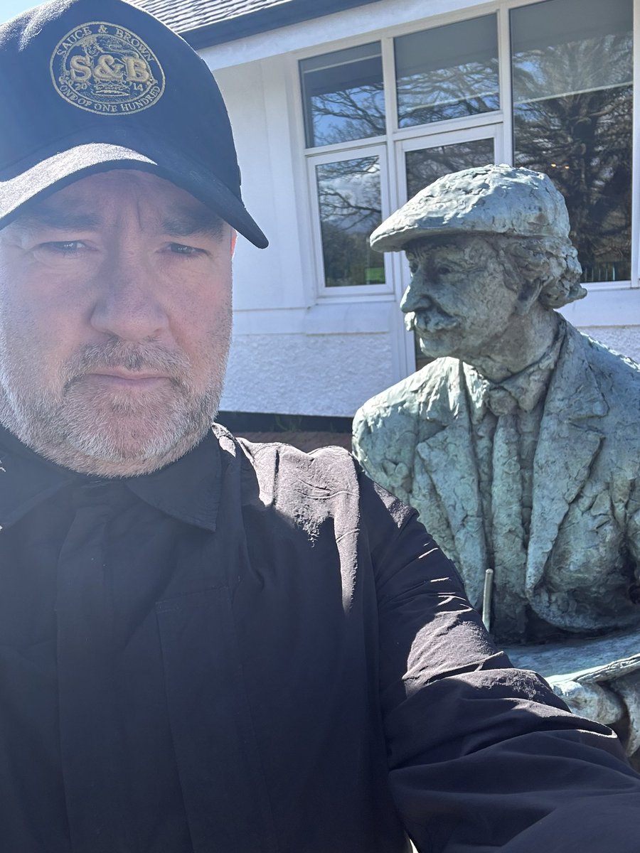 griffwebber's tweet photo. Had a cultural afternoon with one of the most influential artists of our time #kyffinwilliams #orielmon @SauceandBrown 🧢 🍻🎨 https://t.co/JPkJh68eWB