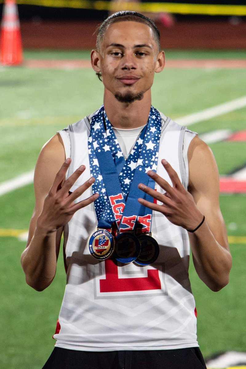 ElyriaHSTrack's tweet photo. Mateo Medina took home the Sprint Triple Crown with record times at the Lorain County Invitational Meet.
100m 10.64
200m 21.71
400m 47.31
📷: Rachel Jackson https://t.co/0dELdQtyVy