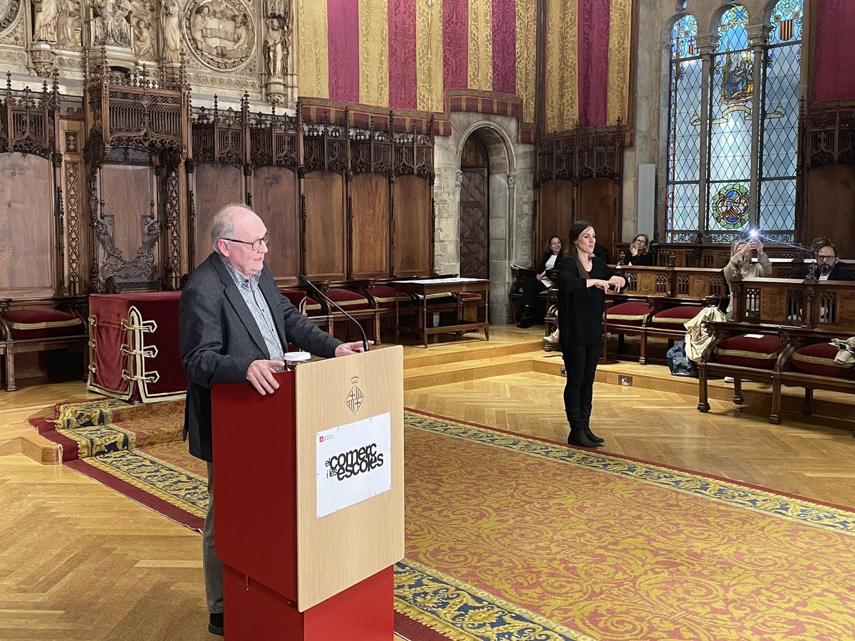 eixosbcn's tweet photo. «Amb el programa El Comerç i les Escoles tothom aprèn: els infants i nosaltres, els comerciants.»

@Prospuig, president de #BarcelonaComerç, durant l'acte d'entrega dels #PremisPuntdeLlibre d'El comerç i les escoles de @bcn_ajuntament. https://t.co/64pcrD4rL7
