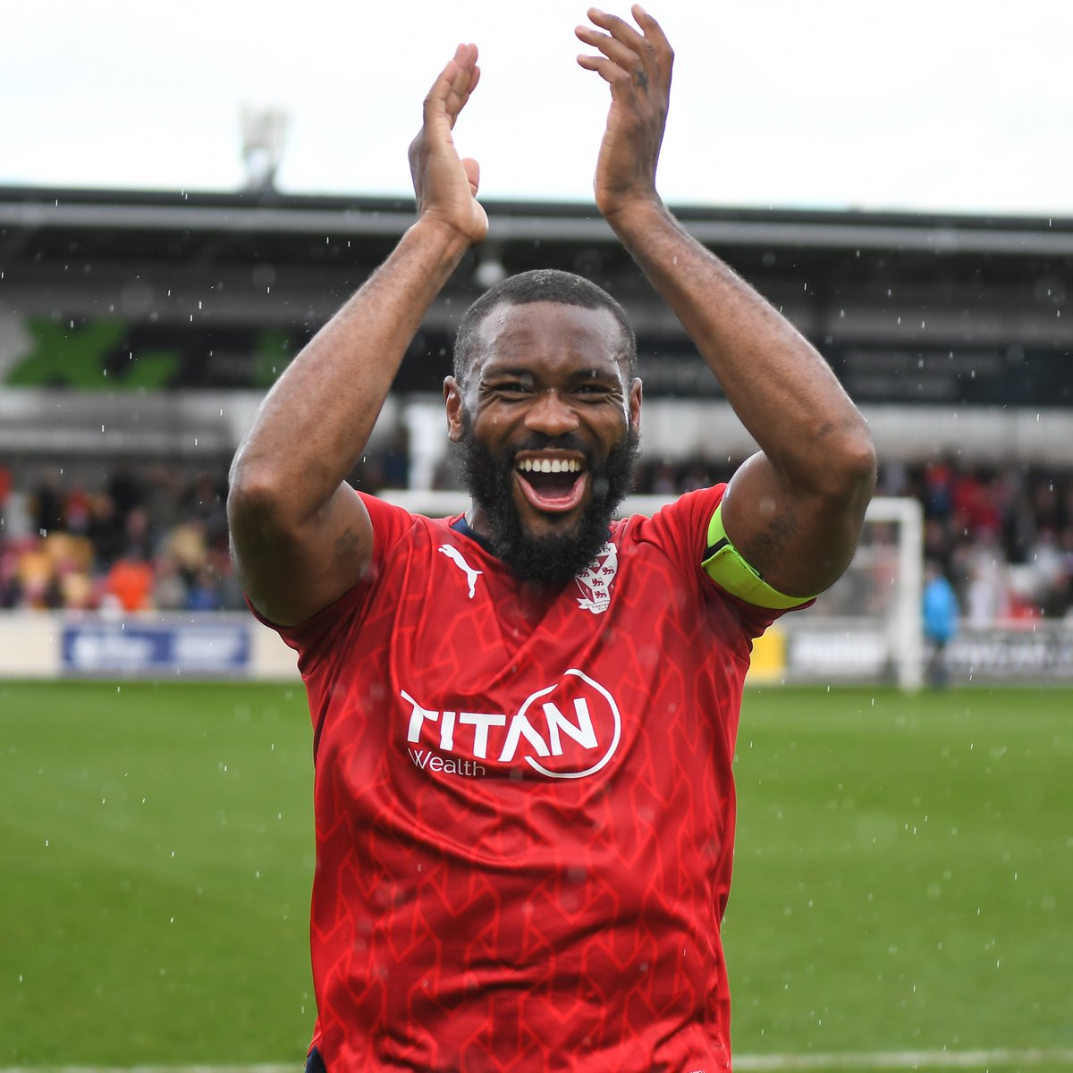 YorkCityFC's tweet photo. 🎟️ Over 9⃣0⃣0⃣ tickets now sold for our trip to Solihull Moors, out of an allocation of 1,232. 👏

Purchase your tickets and @YorkPullmanBus travel before our allocation goes! ⤵️

#YCFC 🔴🔵