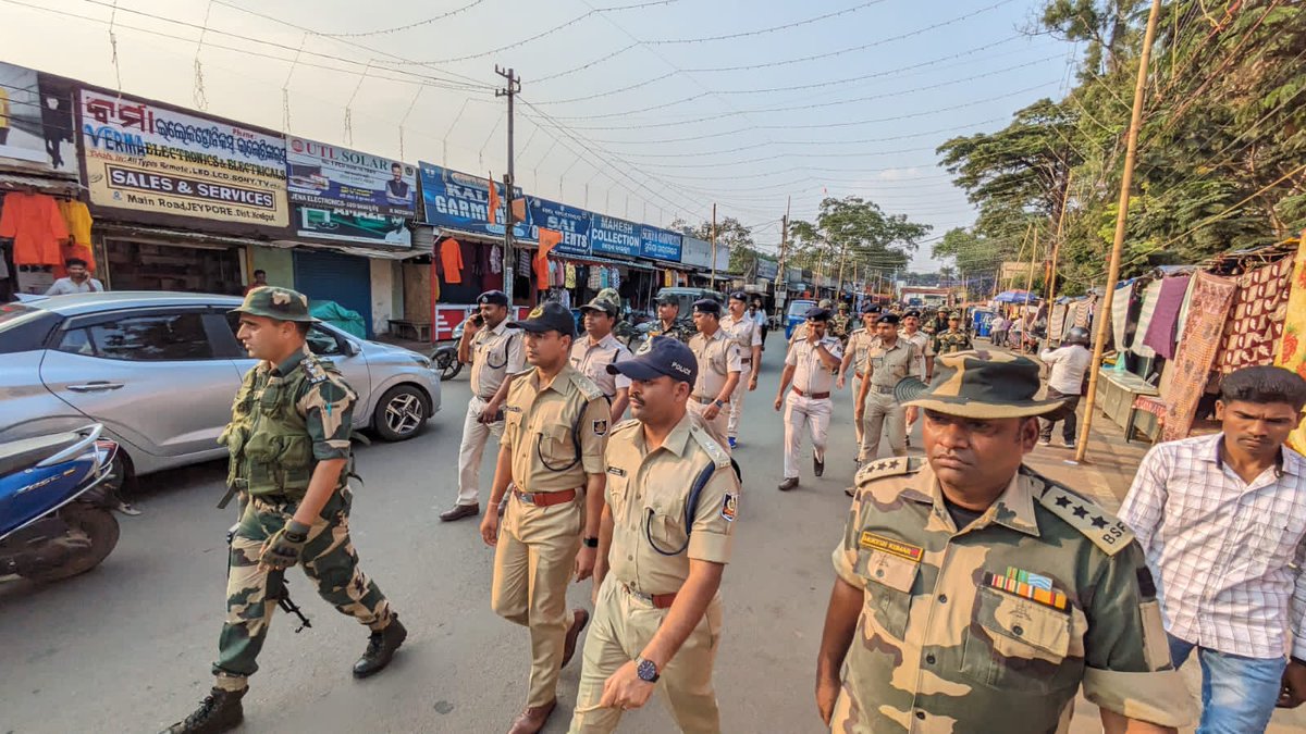 SPkoraput's tweet photo. Conducted Flag march regarding ensuing simultaneous General Election 2024 under Jeypore Town PS area along with BSF two company,SP Koraput,SDPO,IIC Town and Sadar ps all officer of town ps of Koraput District.
@odisha_police 
@DGPOdisha 
@digswrkoraput https://t.co/uDV8Mkegeq