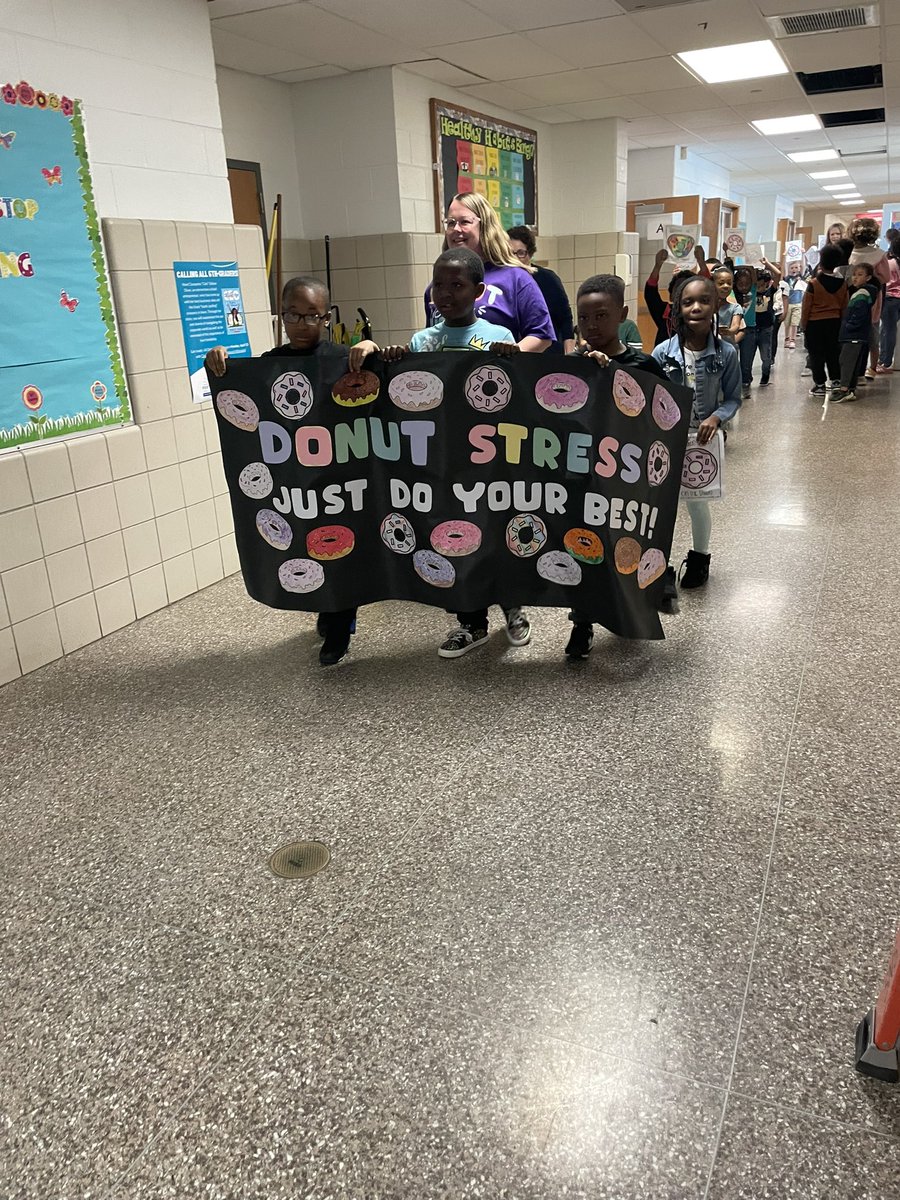 VictoryElemPPS's tweet photo. SOL parade by our K-2 students to cheer on our 5th graders as they take their first SOL tomorrow! You got this π βοΈ #PPSShines #VESSoars @ebracyPPS @nicscud @lizafly3 @hmeducate https://t.co/YOG9UwCECj