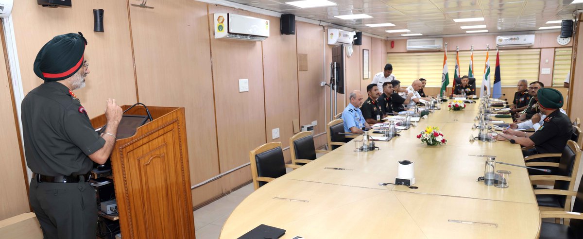 #VCOAS Lt Gen Upendra Dwivedi today visited @HQ_DG_NCC in New Delhi and interacted with the senior officials. Briefed by DG NCC Lt Gen Gurbirpal Singh. @rajnathsingh @DefenceMinIndia @HQ_IDS_India @adgpi @PIB_India