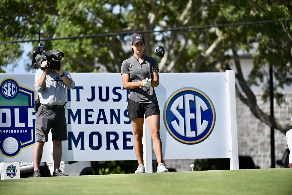 HailStateWG's tweet photo. We are making the turn and here is where we stand. State leads the match 3-2! Julia, Izzy and Avery are all two up in their matches.

#HailState🐶 https://t.co/KPLTJka7l8