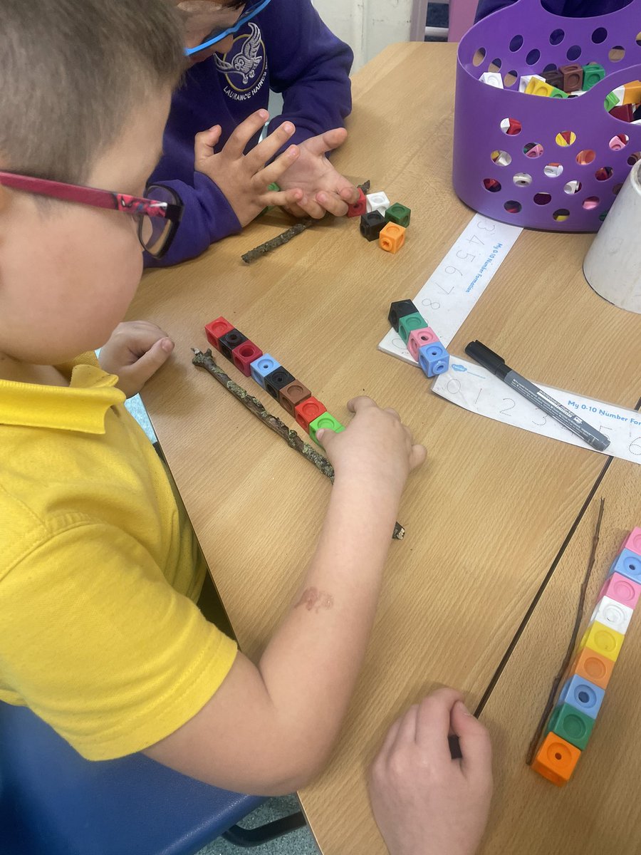 Today we measured some sticks using cubes and wrote a sentence to match 📏✍🏼@MissMcNamaraLHS @MathsLHS @LHS_Watford