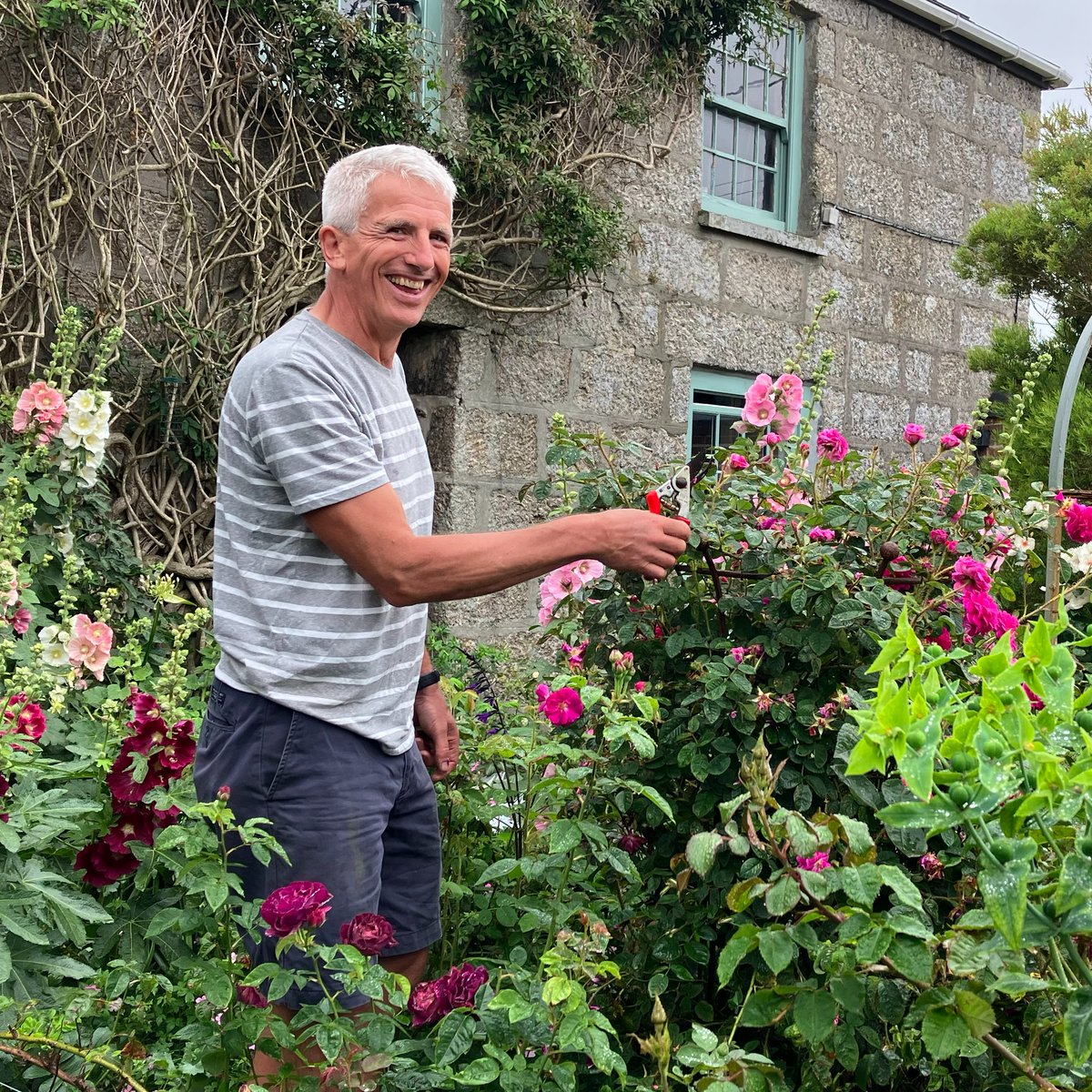 It was such a treat to film with novelist Patrick Gale last June. His garden near Land's End was an absolute picture. If you missed him on Friday night, Episode 5 is available to watch on @BBCiPlayer 😎 🌹 🌿 #GardenersWorld #Cornwall