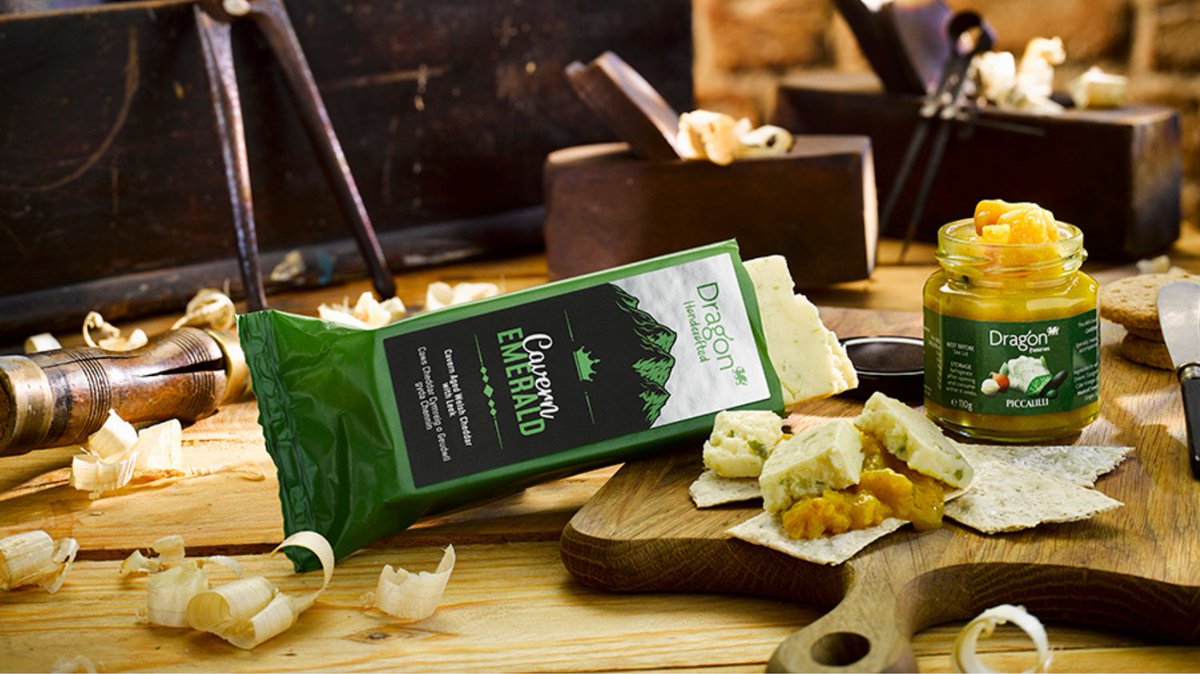 🌟Star of the Month🌟 Our Cavern Emerald unique and undoubtably a Welsh hero, combining our strong creamy cavern aged cheddar with the sharp oniony taste of leeks! 👨‍🍳🧀 Available in 200g packs. #WelshCheese #WelshMilk #MilkedinWaled #MadeinWales