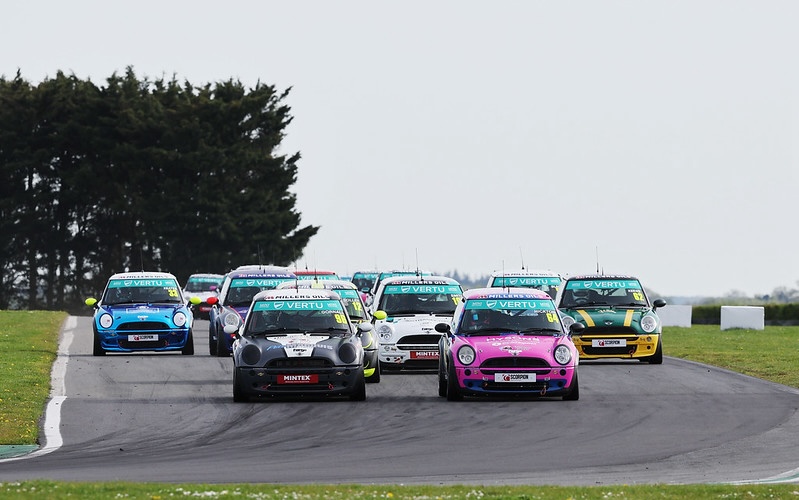 🏁 The new Vertu MINI CHALLENGE season kicked off this past weekend at Snetterton, with Westbourne Motorsport scoring three wins from three. Check out the recap: bit.ly/3vKEcS5 @MINIChallengeUK #VertuMotors #MINIChallenge #VertuMINIChallenge #Racing #Motorsport