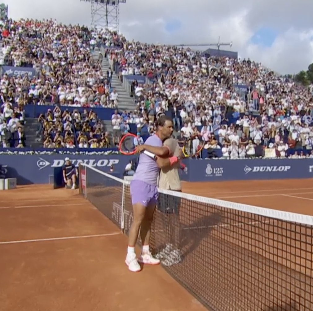 teozorzoli's tweet photo. Nella “sua” Barcellona Rafa #Nadal torna dopo 3 mesi di stop forzato, vince con Cobolli e si rende protagonista di un gesto di signorilità

Sul match point, dal pubblico arriva l’urlo “Arrivederci Flavio”. Lo spagnolo si ferma, scuote la testa e si scusa con l’azzurro. Poco dopo l’abbraccio a rete 🎩