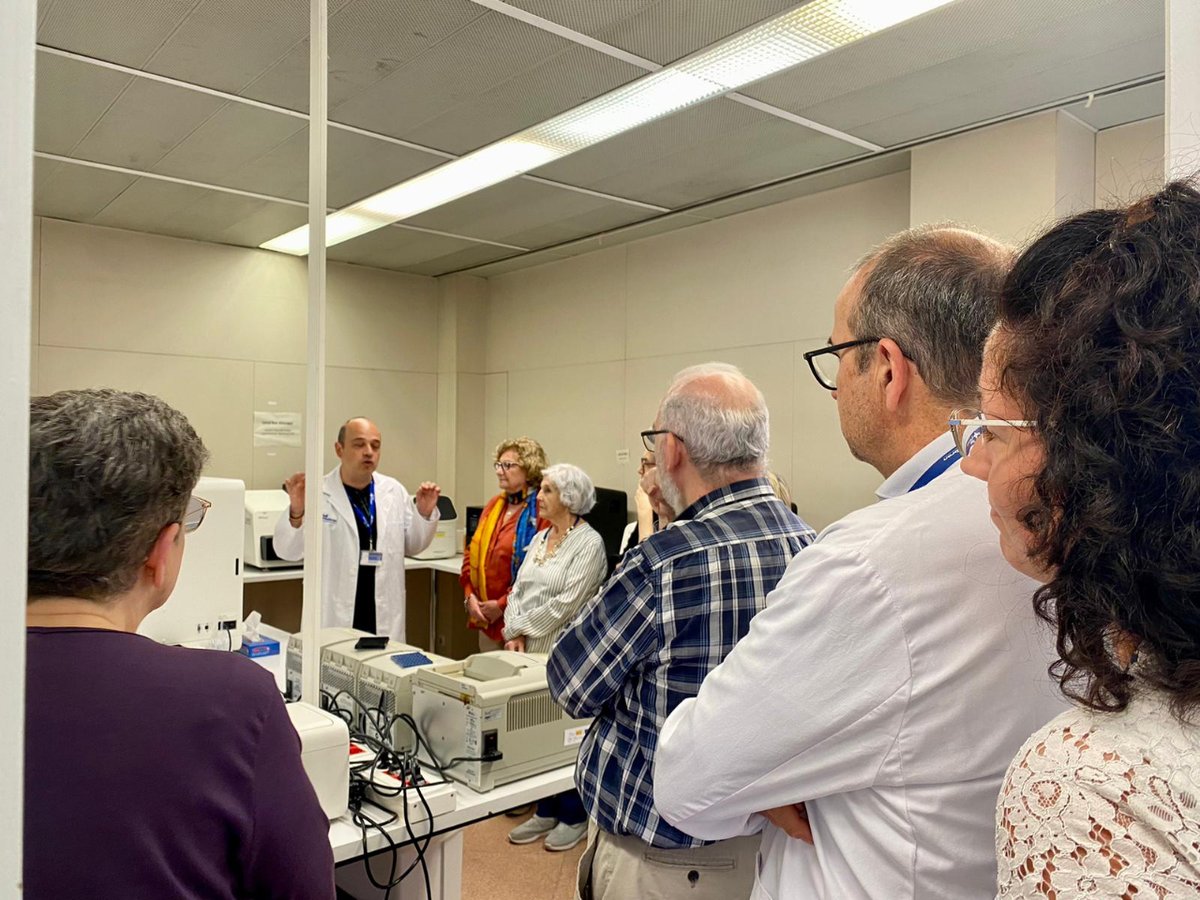 En el marc d'un projecte de @la_marato del #VHIR i @la_UPC, s'ha celebrat una visita on s'ha explicat com es processen i analitzen les mostres que ajuden a predir l'evolució d'onades d'infeccions virals respiratòries infantils.  #DivulgaCiènciaVH #RecercaPediàtricaVH