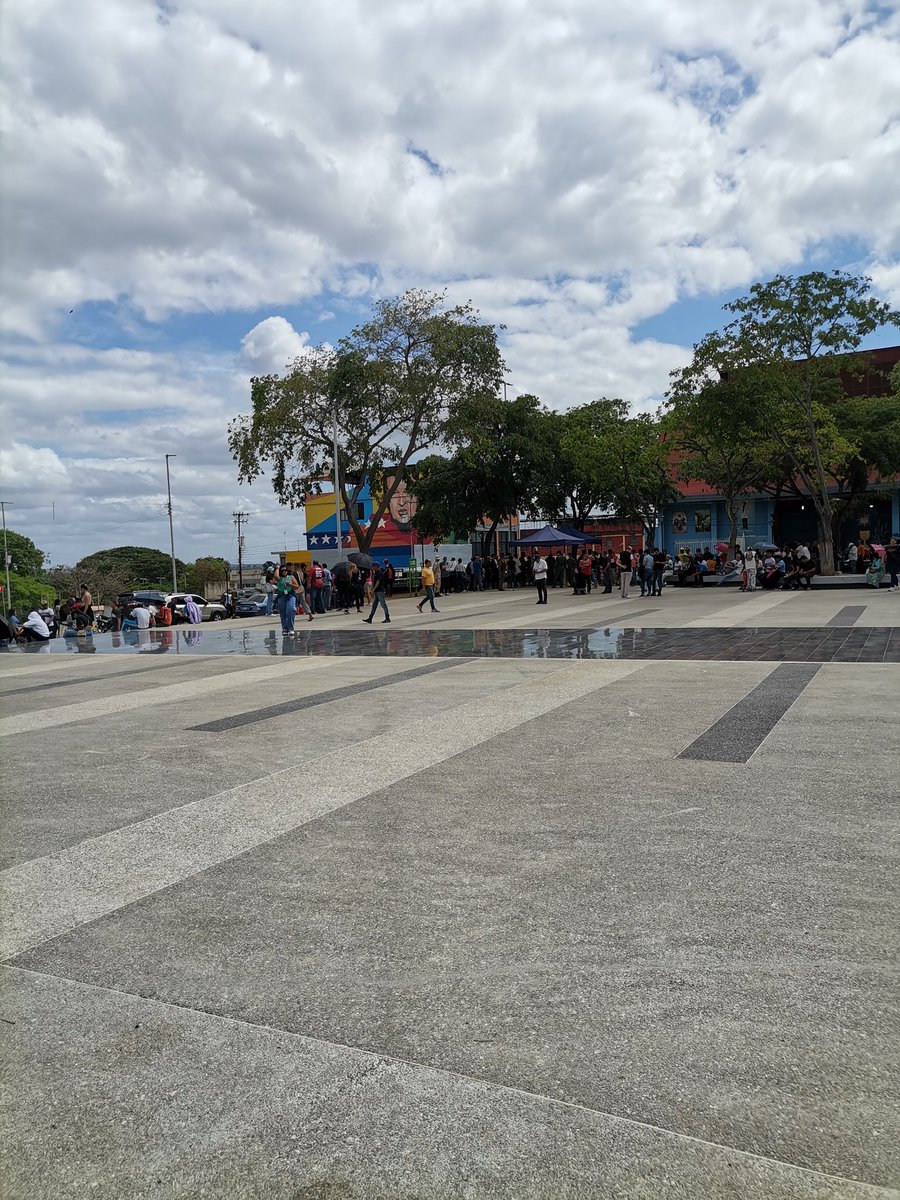 EdwardRosquelR's tweet photo. #16Abril Desde las 6:00 am, bajo 36°C, con un proceso más lento de lo habitual, la ciudadanía, especialmente la juventud sigue en la plaza Bolívar esperando su turno para inscribirse en el RE.
Los Venezolanos están decididos a cambiar esta realidad en la que vivimos. https://t.co/rsF5yS67xq