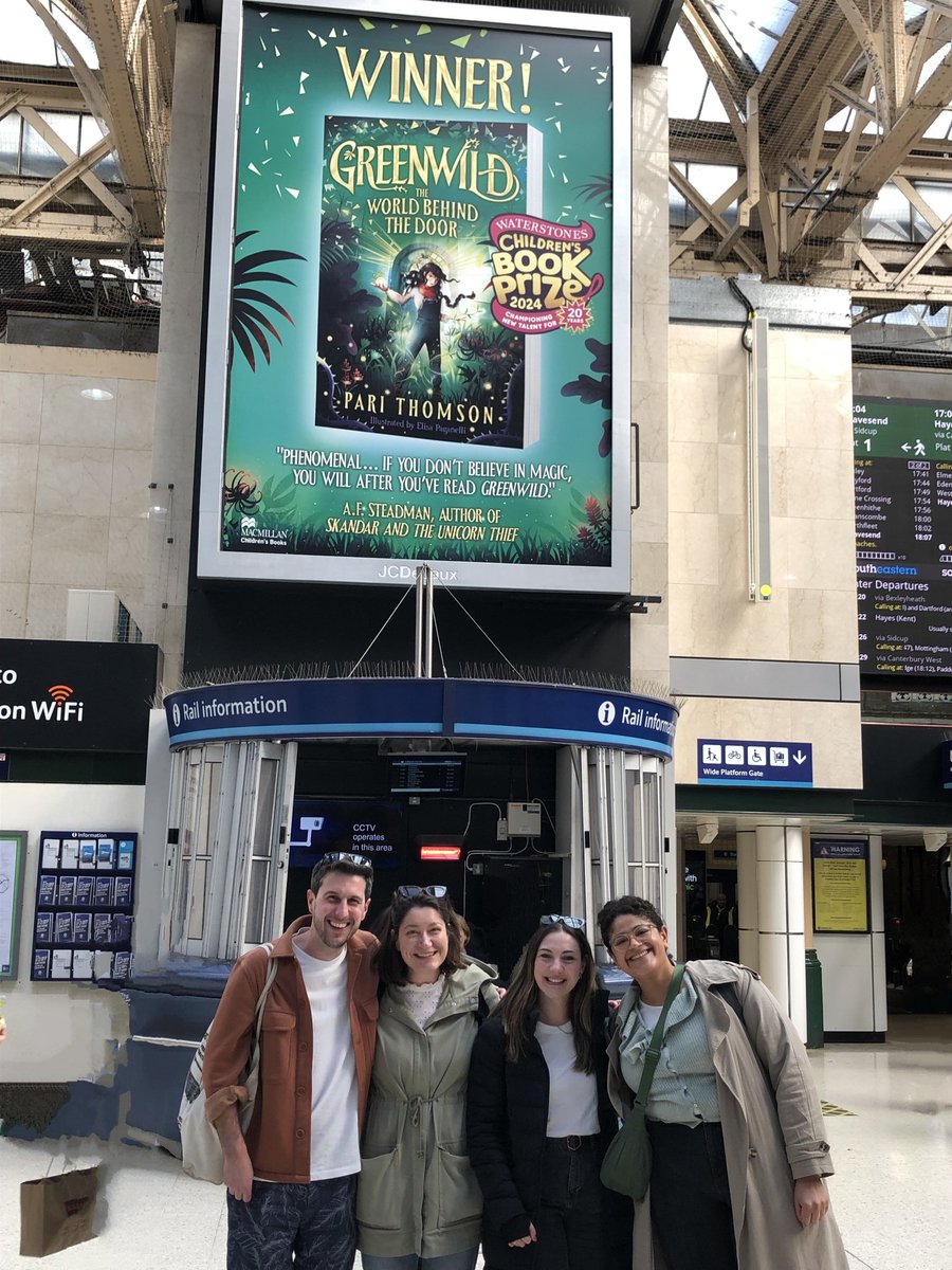 emmavrjones's tweet photo. Just a bunch of Pan Maccers grinnning under a GIGANTIC Greenwild poster in Charing Cross 🌿 @PariThomson @elisaupsidedown @MacmillanKidsUK Plus beautiful BOTM displays in @WaterstonesTraf and @WaterstonesPicc 😍✨

@SarahYPlows
@CheyneySmith1 
@RoryOST https://t.co/4aablYMIPr