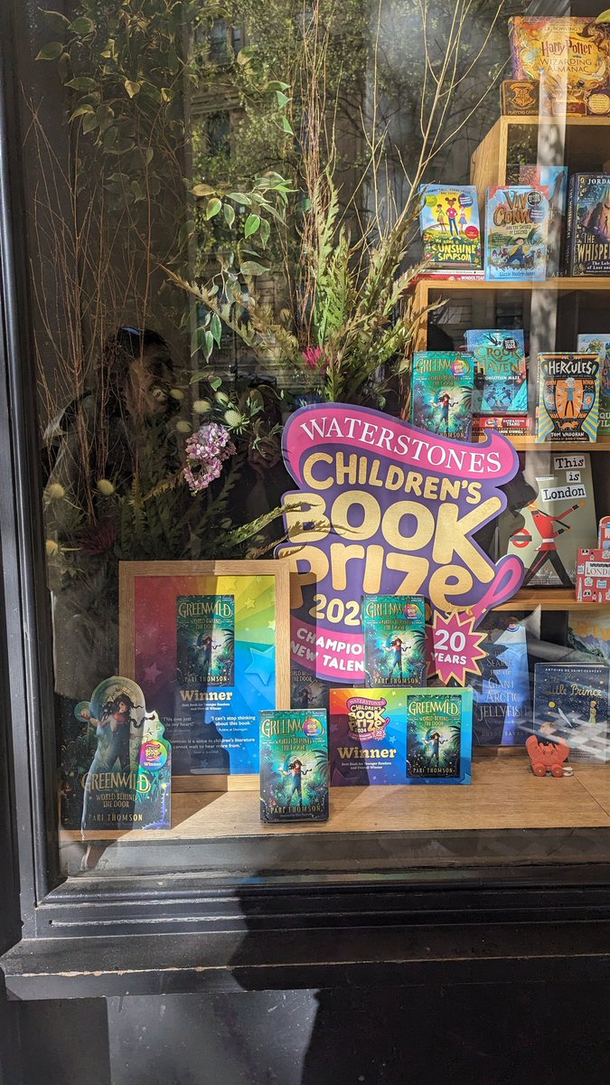 emmavrjones's tweet photo. Just a bunch of Pan Maccers grinnning under a GIGANTIC Greenwild poster in Charing Cross 🌿 @PariThomson @elisaupsidedown @MacmillanKidsUK Plus beautiful BOTM displays in @WaterstonesTraf and @WaterstonesPicc 😍✨

@SarahYPlows
@CheyneySmith1 
@RoryOST https://t.co/4aablYMIPr