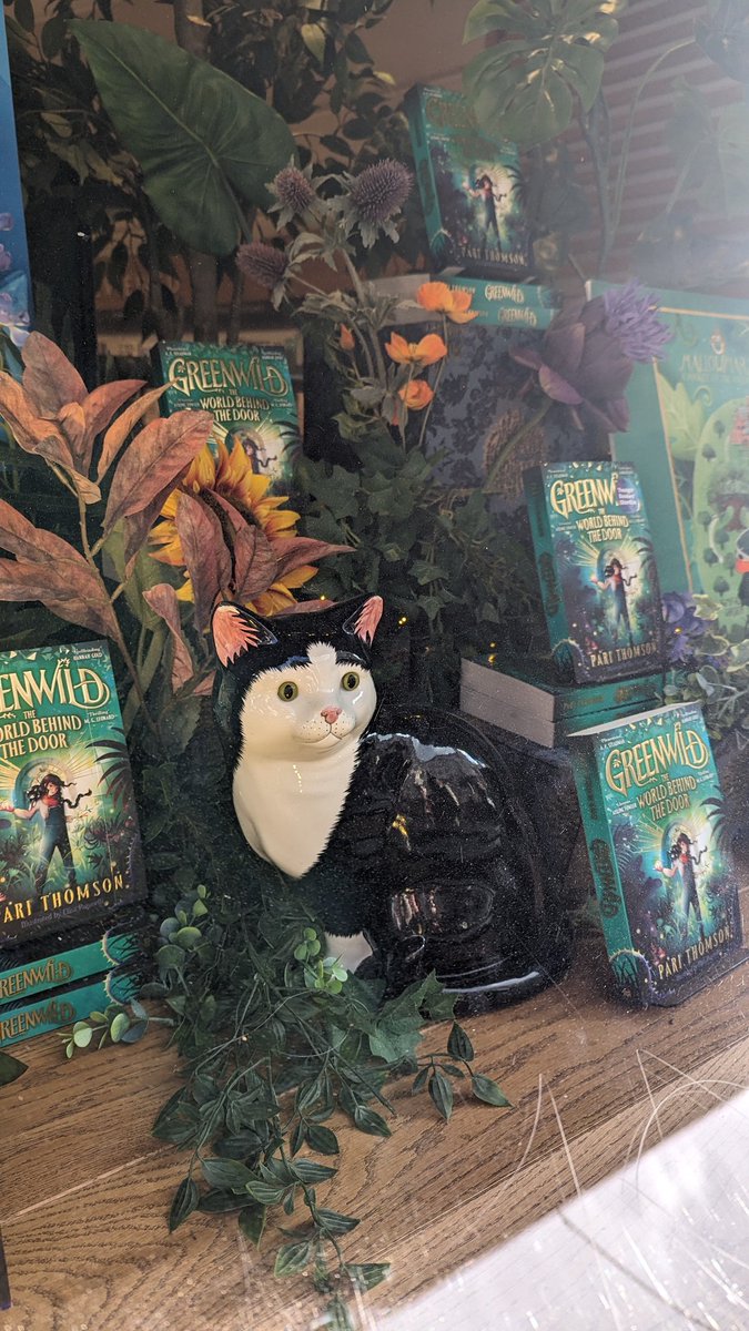 emmavrjones's tweet photo. Just a bunch of Pan Maccers grinnning under a GIGANTIC Greenwild poster in Charing Cross 🌿 @PariThomson @elisaupsidedown @MacmillanKidsUK Plus beautiful BOTM displays in @WaterstonesTraf and @WaterstonesPicc 😍✨

@SarahYPlows
@CheyneySmith1 
@RoryOST https://t.co/4aablYMIPr