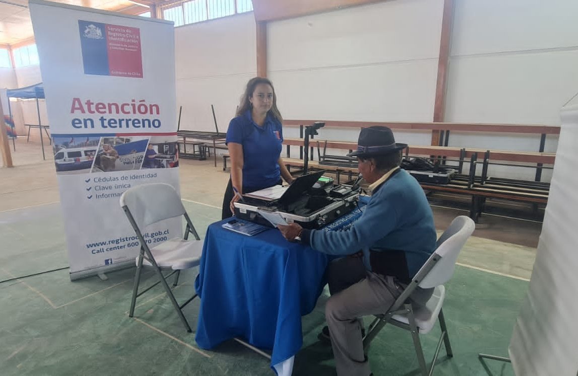 [🚐CivilMóvil] Ya estamos instalados en el Gimnasio Municipal de #Colchane en la Plaza Ciudadana de @DPPTamarugal, para que la comunidad tramite cédulas, pasaportes y #ClaveÚnica.
#GobiernoEnTerreno #ChileAvanzaContigo