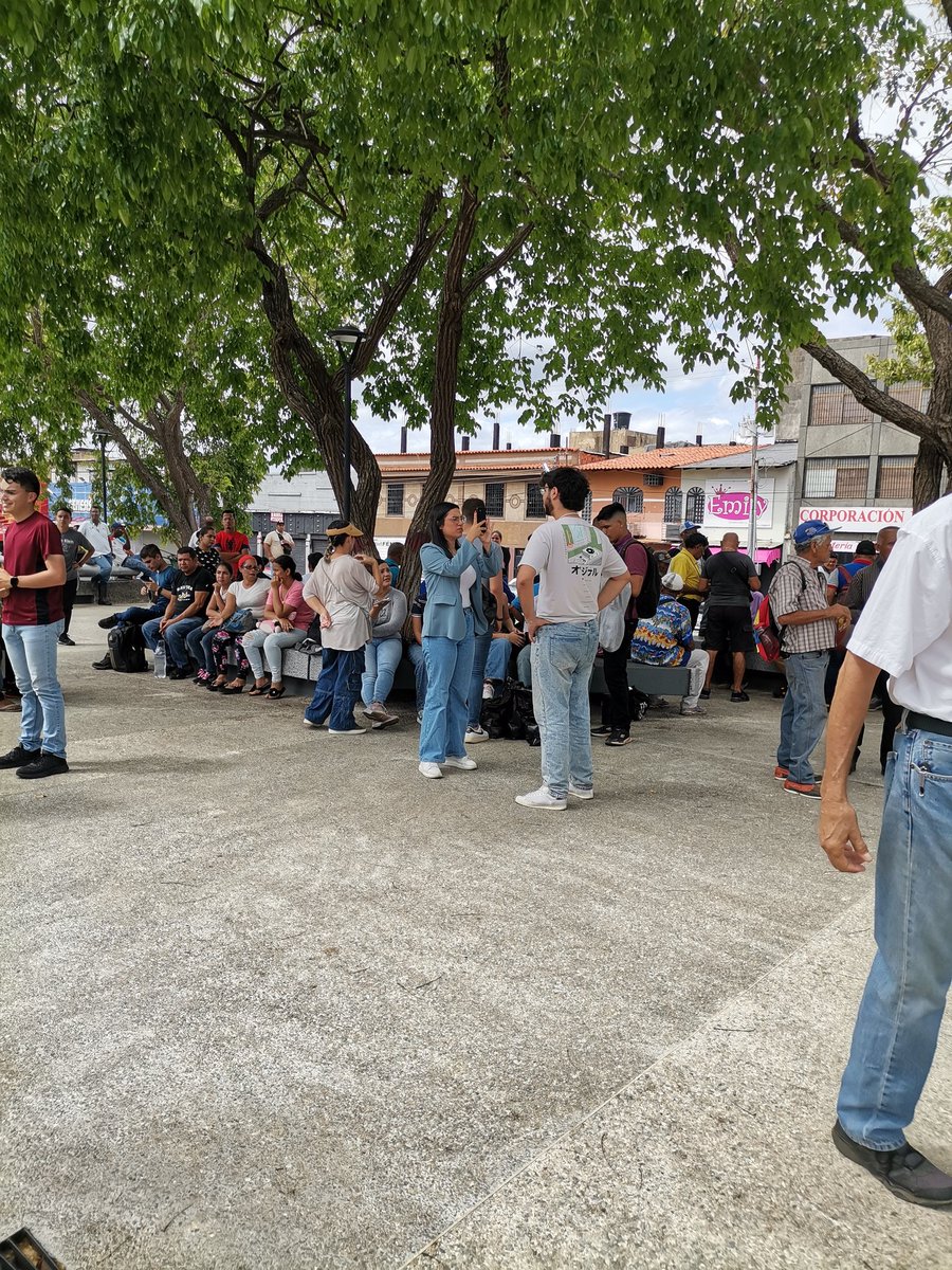 EdwardRosquelR's tweet photo. #16Abril Desde las 6:00 am, bajo 36°C, con un proceso más lento de lo habitual, la ciudadanía, especialmente la juventud sigue en la plaza Bolívar esperando su turno para inscribirse en el RE.
Los Venezolanos están decididos a cambiar esta realidad en la que vivimos. https://t.co/rsF5yS67xq