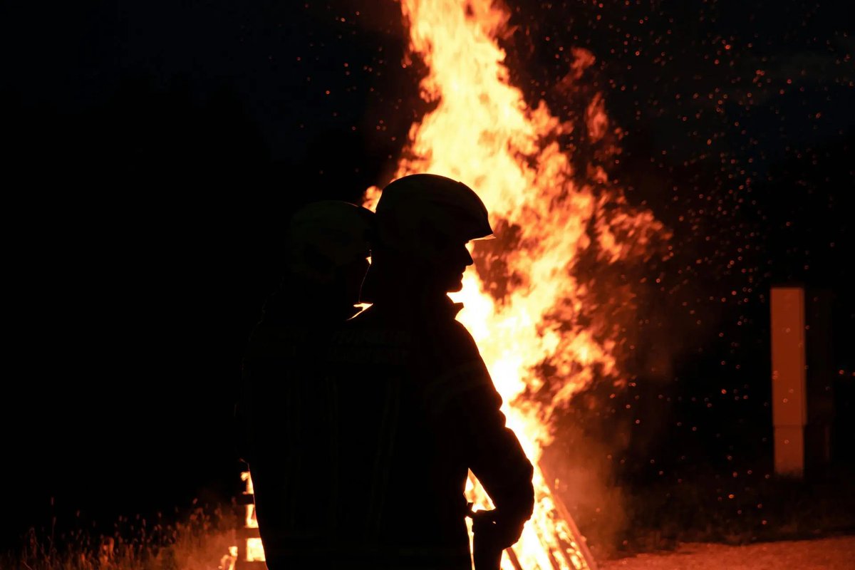 Mehrere hunderttausend Euro Schaden: In der Nacht zu Montag ging der Fuhrpark eines Unternehmers in der kleinen Gemeinde Hohenweiden, die zum Bereich Schkopau im Saalekreis gehört, in Flammen auf. Fünf der sechs Lastwagen der Firma, die dem #AfD-Kommunalpolitiker Sven Ebert…