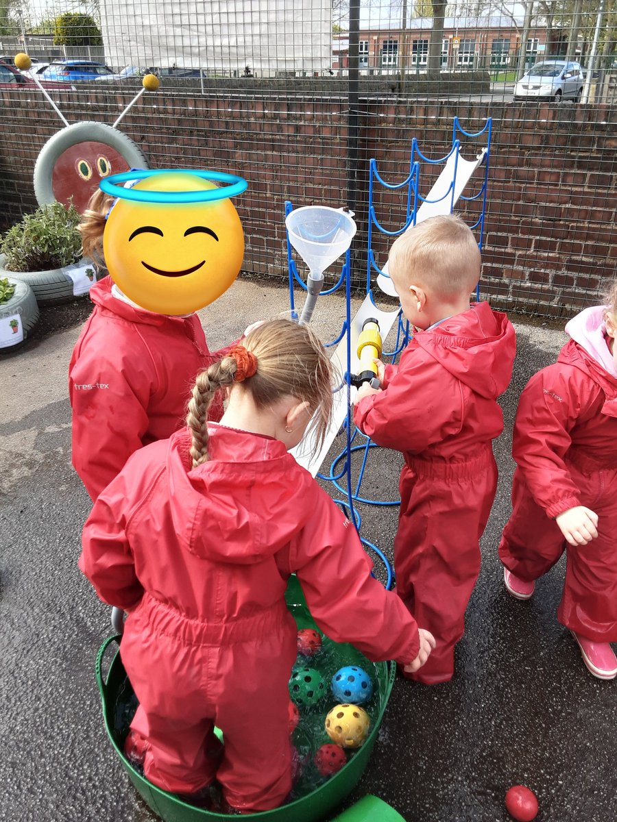 CroftonInfants's tweet photo. Wow! The future engineers of nursery are exploring the water 💦 https://t.co/WIpNIsIHal