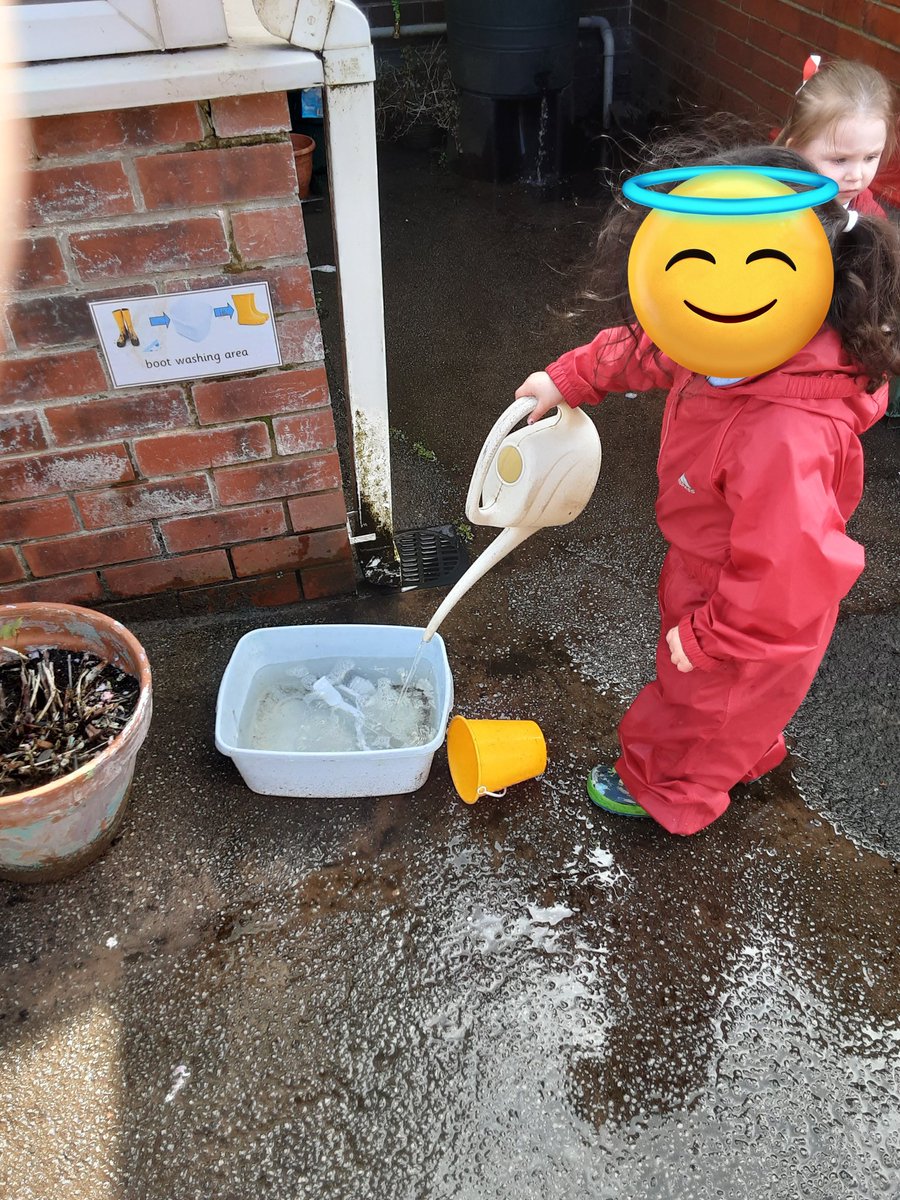 Wow! The future engineers of nursery are exploring the water 💦