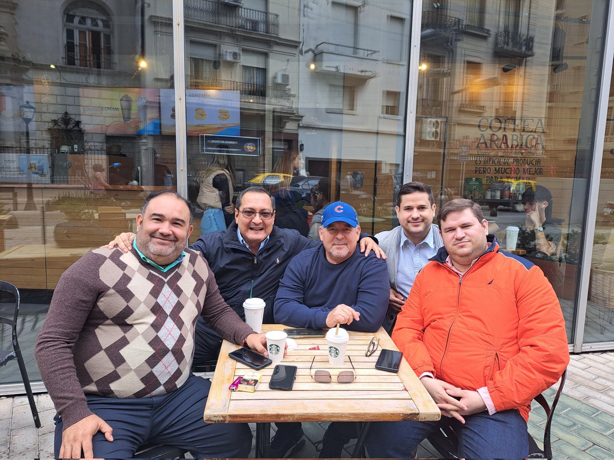 DrManuelRocha's tweet photo. Una reunión entre amigos Nefrólogos Hondureños en el marco del Congreso Mundial de Nefrología WCN'24 en Buenos Aires, Argentina #ISNWCN #WCN24 #AHNT https://t.co/YhPUI3kf1N