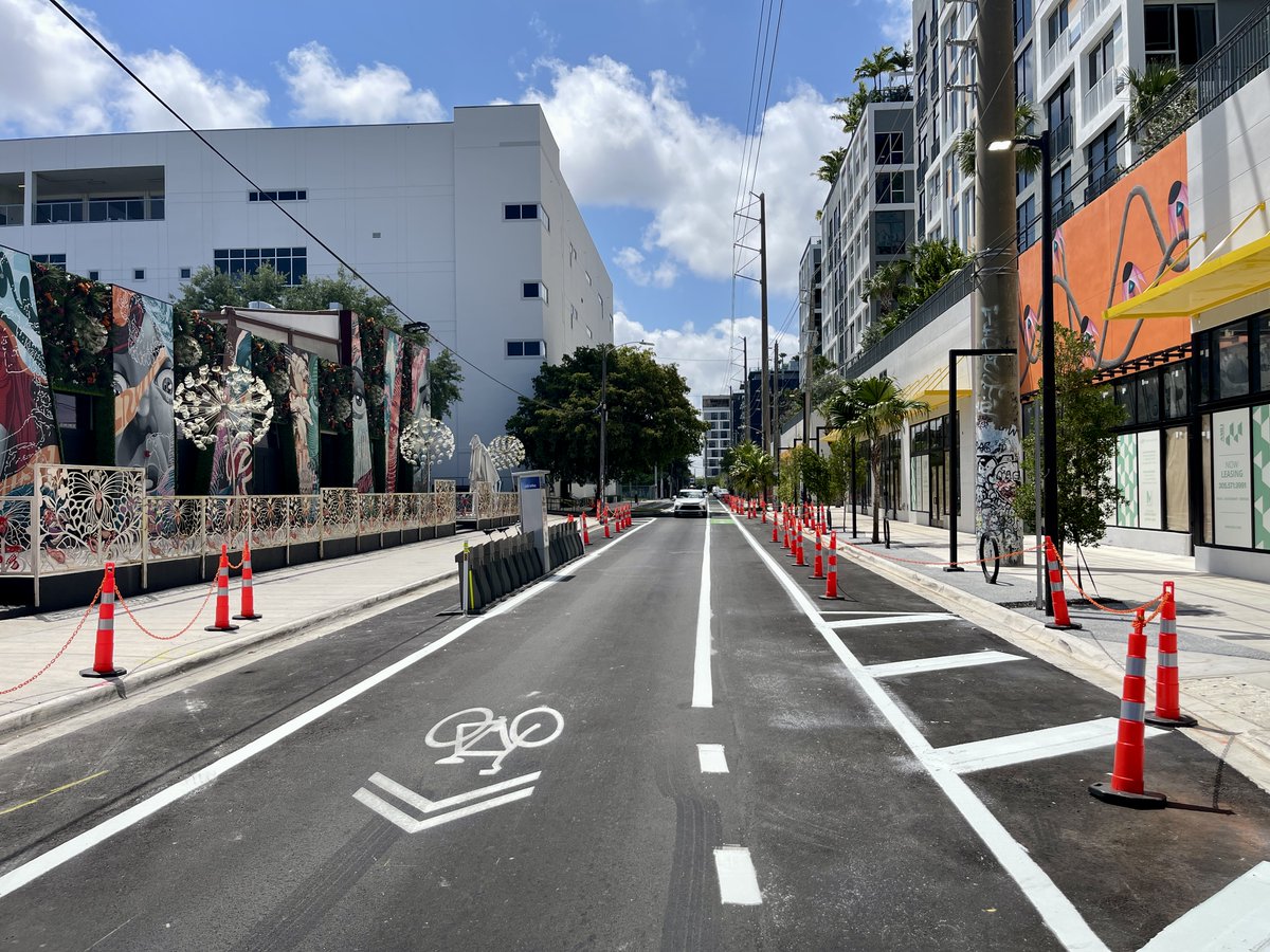 🚨New Bike Lane dropped in Wynwood on NW 24th Street from NW 2nd Ave to N Miami Ave. Society and AMLI residences were big catalysts for this to happen, from the hundreds of feet of right-of-way improvements that they brought. It is not protected and could use some more green