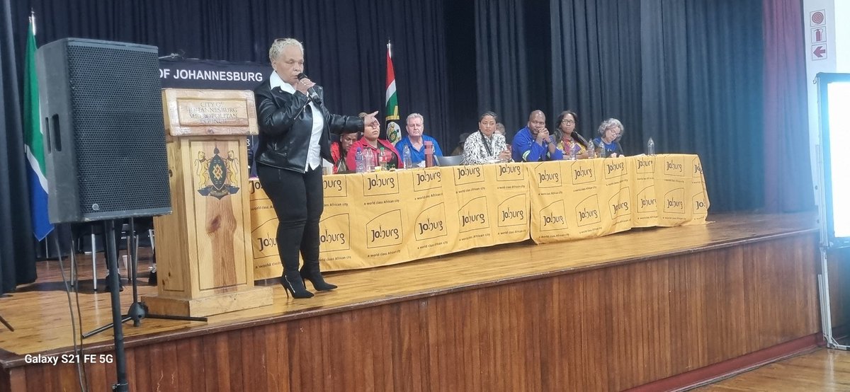 The Speaker of the City of Johannesburg Councillor Margaret Arnolds thanking the Region E residents who attended the Region E IDP session at Jabula Recreation centre. @Loyiso_Masuku
@CityofJoburgZA 
#JoburgIDP2024  #JoburgCares