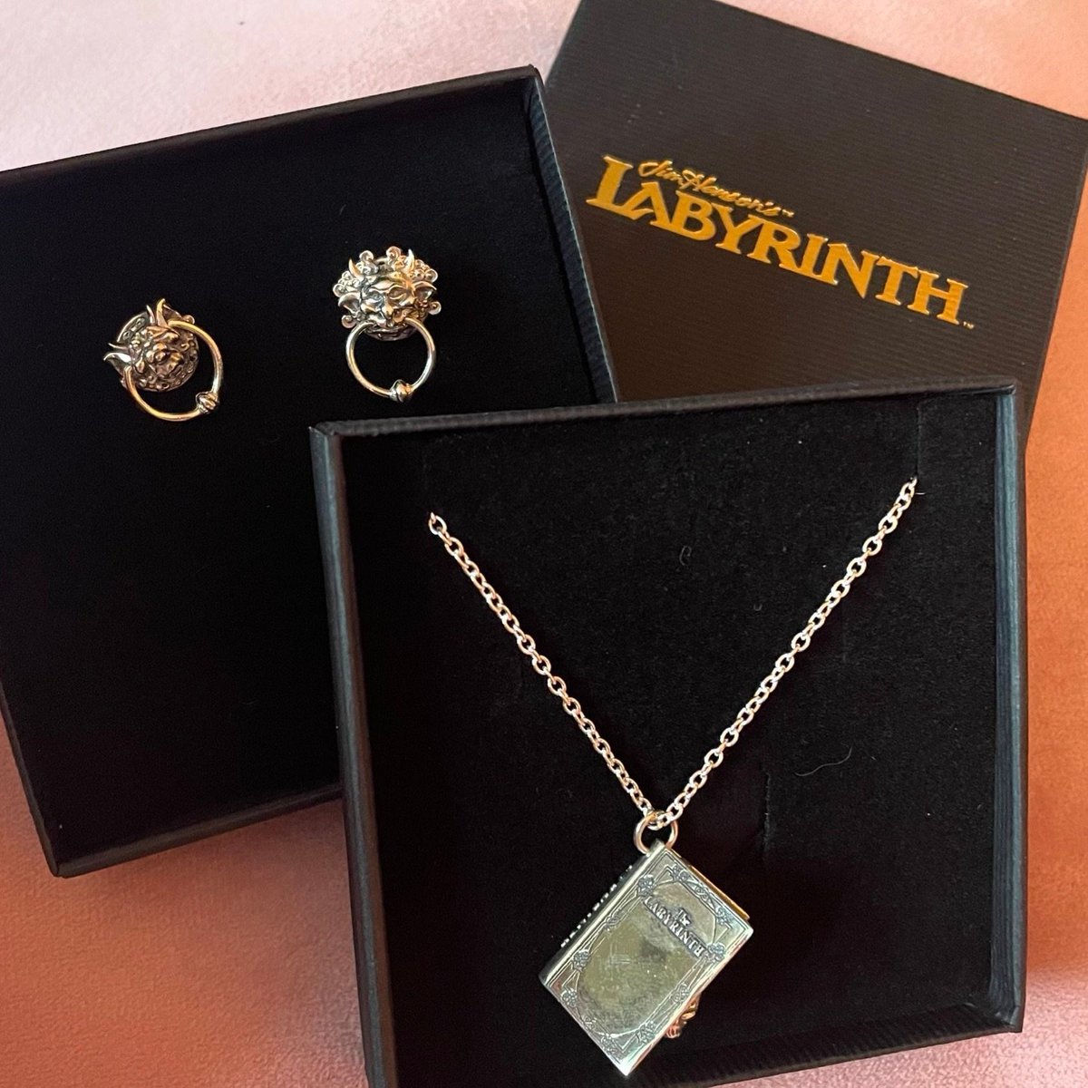 So in love with my #labyrinth Door Knocker Earrings and Character Book Charm Necklace from @LicensedToCharm 📕 ✨

#blogger #fblogger #jewellery #silverjewellery #labyrinthjewellery #jimhensonlabyrinth #labyrinth35thanniversary #licensedtocharm #northamptonblogger #northamoton