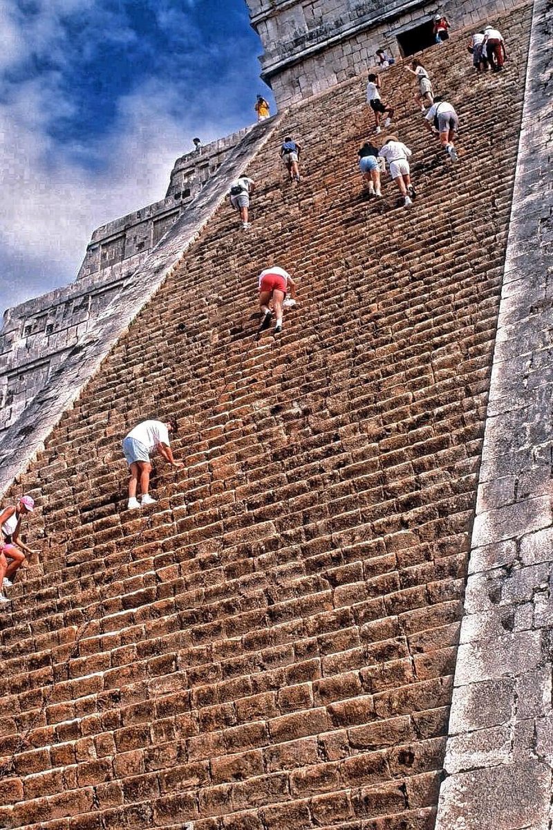 Meksika’nın Yucatan Yarımadasındaki Chichen Itza arkeolojik alanında bulunan 1.000 yıllık Kukulkan Piramidi’ne tırmanan turistler.