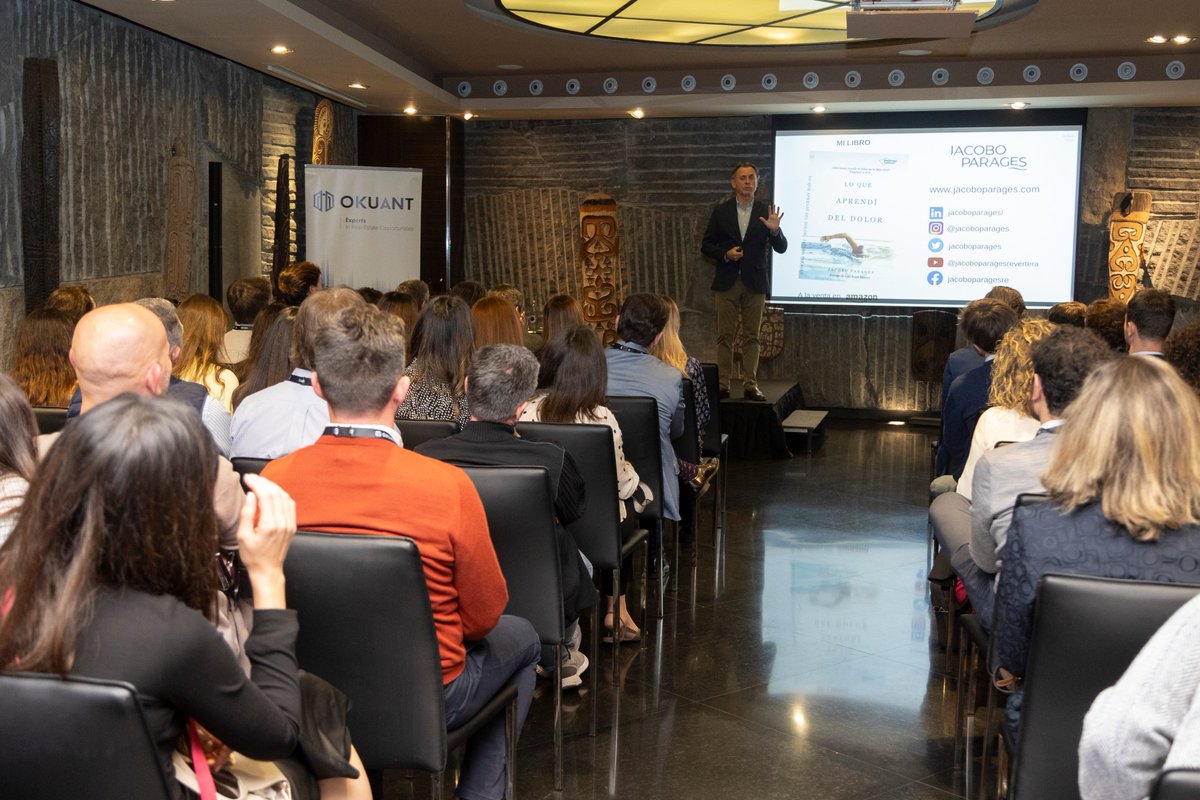 Encantado de compartir mi conferencia con las personas que hacen posible el éxito de la empresa inmobiliaria OKUANT - Encontrarme con viejos amigos y celebrar que cosechan éxitos.