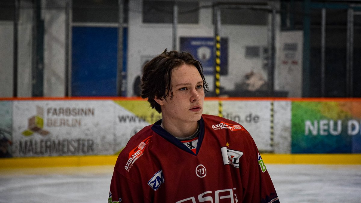 EisbaerenNerds's tweet photo. Clemens #Sager (Foto), von den Eisbären Juniors, rutschte beim #NHLDraft Final-Ranking, der internationalen Skater, auf Platz 129 (5. Runde) ab.
Im Midterm-Ranking belegte Sager noch Platz 108 (4. Runde).
https://t.co/LqIHrKxCTU
#ejb #Hauptstadteishockey https://t.co/yQBKQfM59S