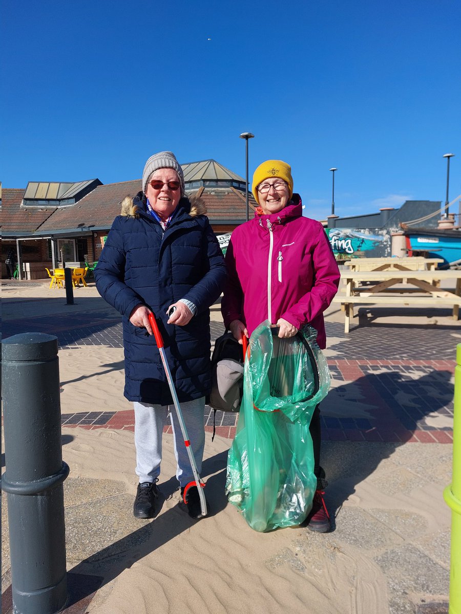 Beach clean with Dee. Blue skies but brrr & blowy @plasticfreerhyl @sunnyrhyl   @sascampaigns @kitesurfcafe @denbighshirecc @rhylbeachcleans @rjournal @plasticfreerhyl