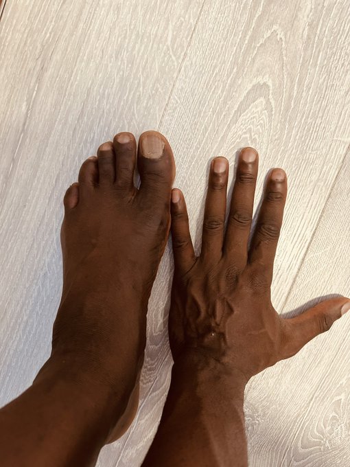 1 pic. Feet feet feet https://t.co/9ul6B4Quyw