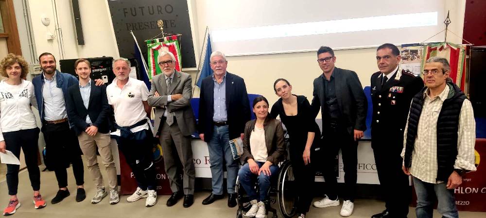 (1° incontro III edizione Progetto di Educazione Civico-Sportiva "Io ti rispetto") L'incontro fra gli studenti del Liceo "Redi" di Arezzo e Nicoletta Tinti. "Un privilegio e un onore averla tra le testimonial del progetto per la lezione di sport e vita che ogni volta trasmette".