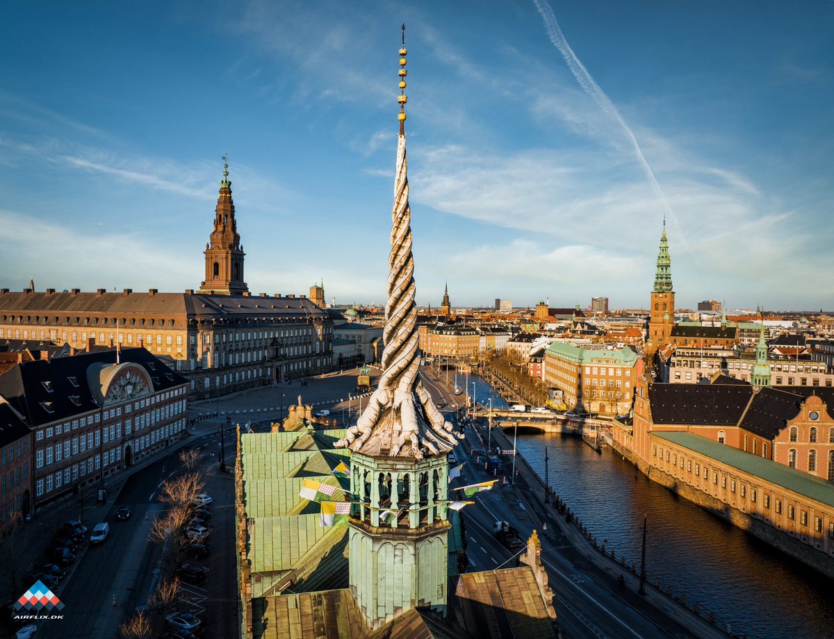 lindkold's tweet photo. @Nationalmuseet Lad os få dragerne tilbage. Vil gerne se dette syn igen. #returnofthedragons. https://t.co/HC6ucLFXrM