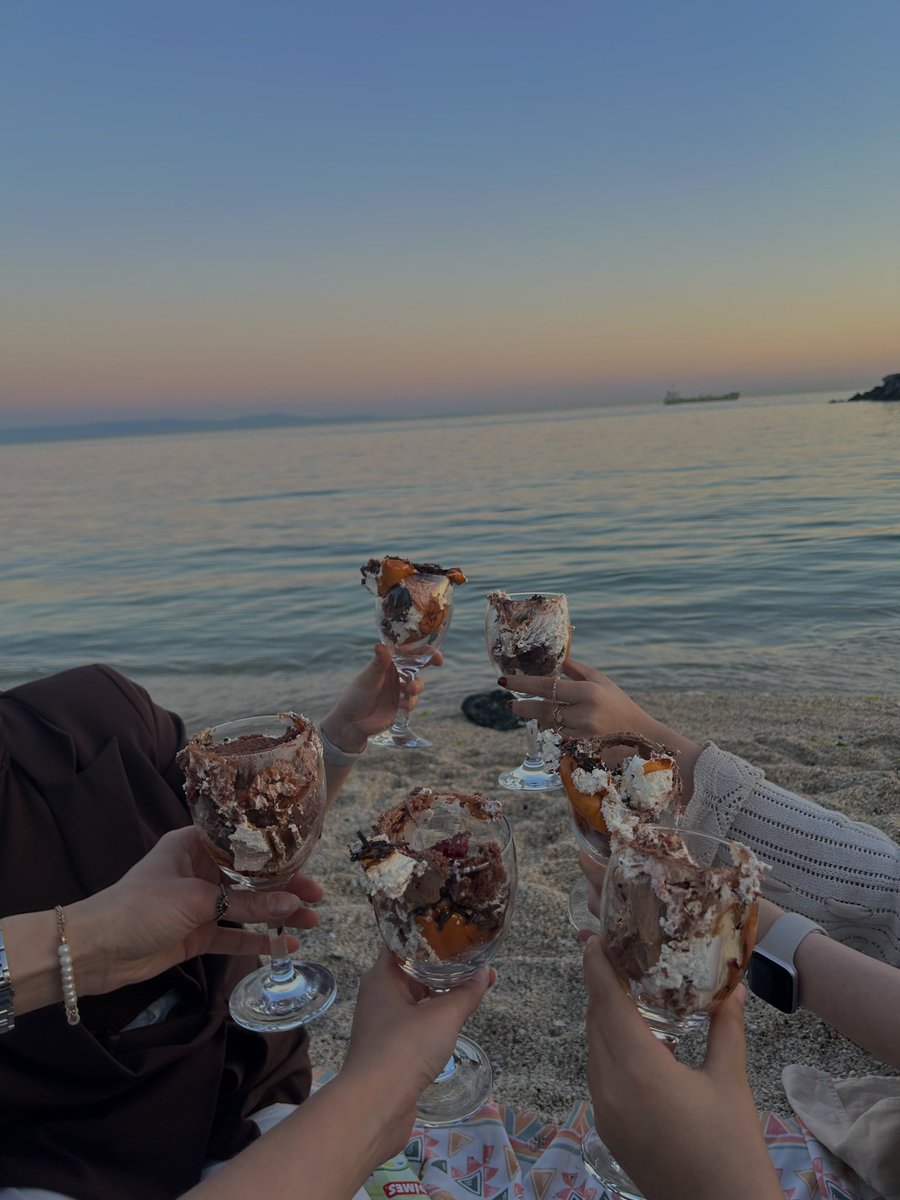 Ben bu arkadaş grubundan razıyım ya 🤍 
<a href="/esmaygun_/">esma</a> <a href="/atnightt/">hilal ş</a> <a href="/melikanurr98/">meli</a> <a href="/haleslle/">Hale</a> <a href="/zeehrapolat/">zehrapolat</a>