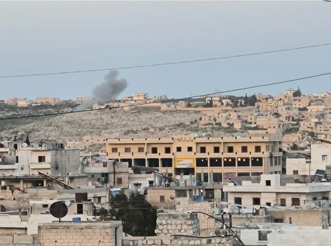 'Rus ve İran destekli Eset militanları Batı Halep kırsalında Daret Izze'deki sivil yerleşim alanlarını  toplarla vuruyor... '