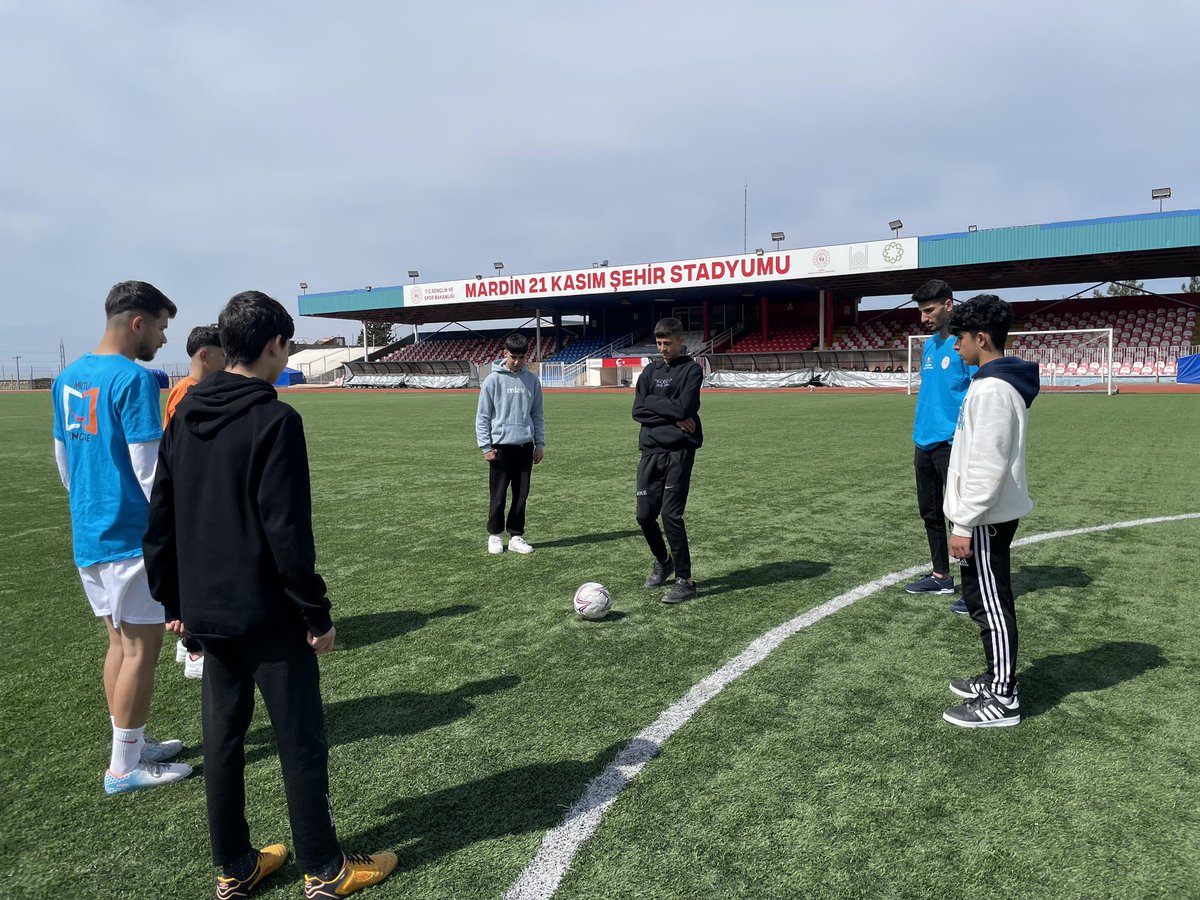 GSB_MardinGM's tweet photo. Mutlu Pencere Projesi kapsamında bu hafta;

Liseli gençlerimiz sportif faaliyetler istasyonunda hem öğreniyor hem de eğleniyor. ⚽️ 🥅 

#GSBYANIMDA
#MUTLUPENCERE https://t.co/RCfbvUWYGh