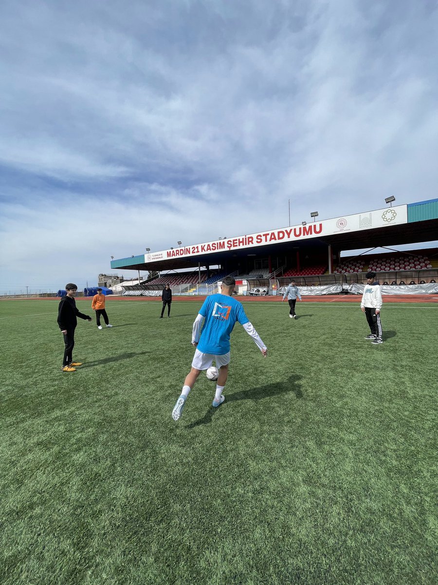 GSB_MardinGM's tweet photo. Mutlu Pencere Projesi kapsamında bu hafta;

Liseli gençlerimiz sportif faaliyetler istasyonunda hem öğreniyor hem de eğleniyor. ⚽️ 🥅 

#GSBYANIMDA
#MUTLUPENCERE https://t.co/RCfbvUWYGh