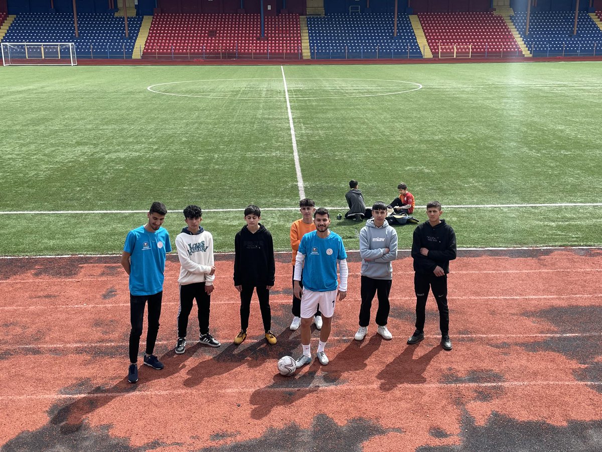 GSB_MardinGM's tweet photo. Mutlu Pencere Projesi kapsamında bu hafta;

Liseli gençlerimiz sportif faaliyetler istasyonunda hem öğreniyor hem de eğleniyor. ⚽️ 🥅 

#GSBYANIMDA
#MUTLUPENCERE https://t.co/RCfbvUWYGh