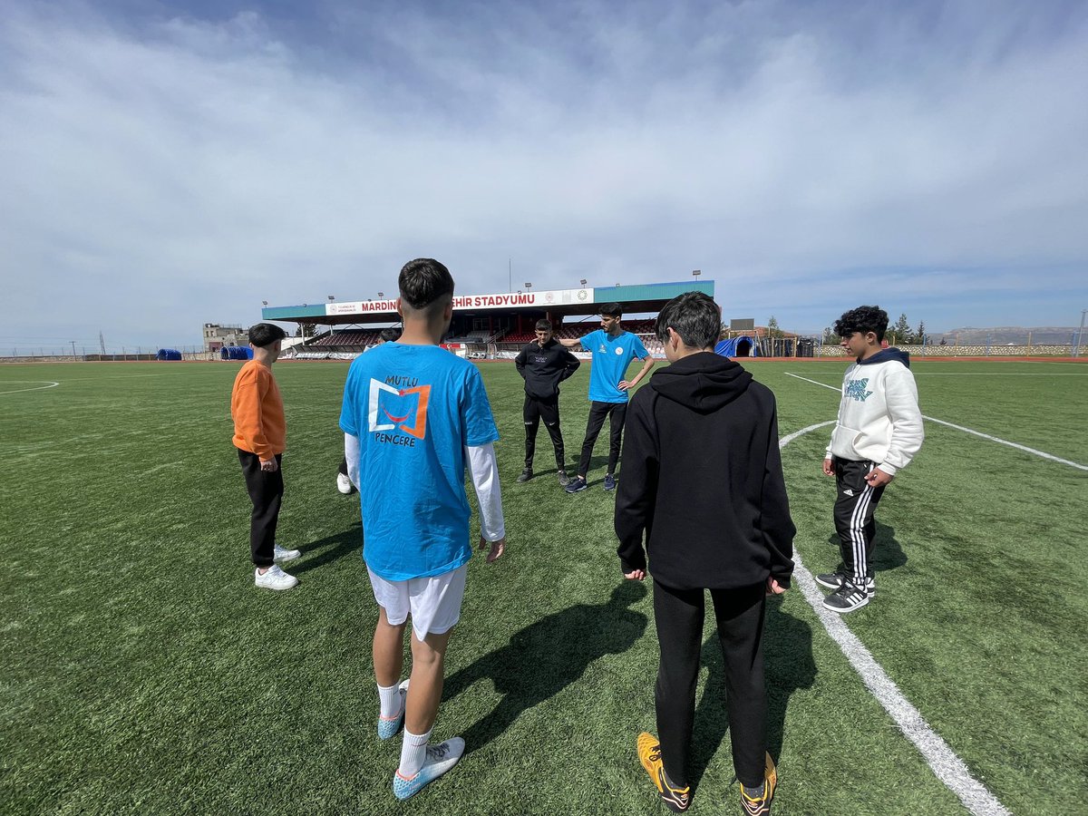 GSB_MardinGM's tweet photo. Mutlu Pencere Projesi kapsamında bu hafta;

Liseli gençlerimiz sportif faaliyetler istasyonunda hem öğreniyor hem de eğleniyor. ⚽️ 🥅 

#GSBYANIMDA
#MUTLUPENCERE https://t.co/RCfbvUWYGh