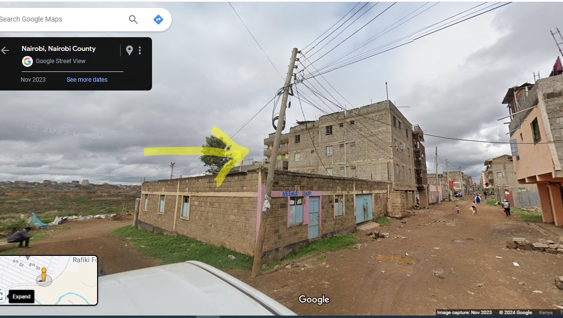 CyberMtaani's tweet photo. @KenyaPower_Care That is the post.. Hizo wire zime hang, ziko kwa level ya iyo gate ya blue.. kwa izo two plots. https://t.co/3lXdtLpqj4
