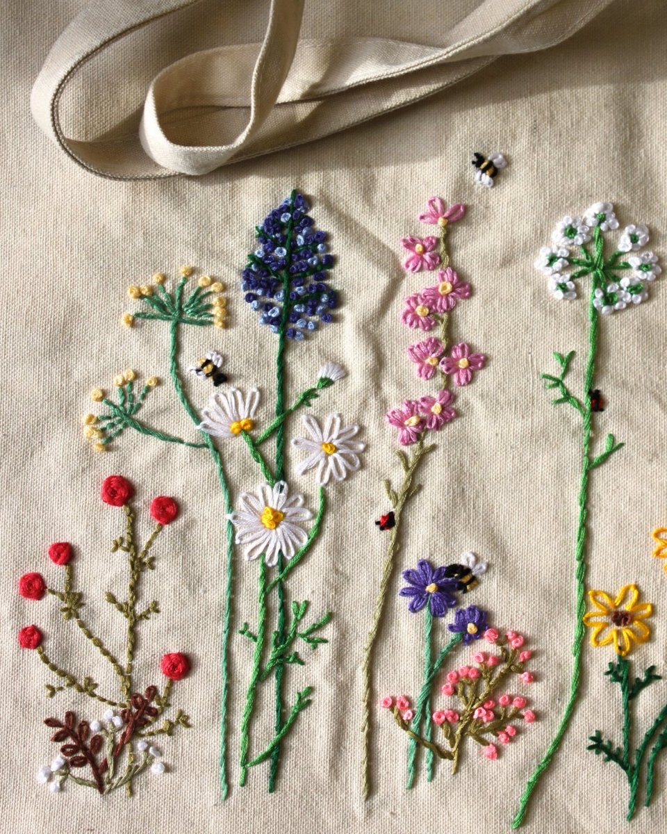 casaelizalde's tweet photo. 🧵 Quan vam demanar a les alumnes de #brodat que participessin en la campanya de comunicació dels #tallers de primavera, no ens imaginàvem les meravelles que arribarien a les nostres mans! 😍
📸
1. Kuei-Lu Lin
2. Rosó Soler
3. Marian Ruiz
4. Marta Franco https://t.co/ofg4N3sJ6p