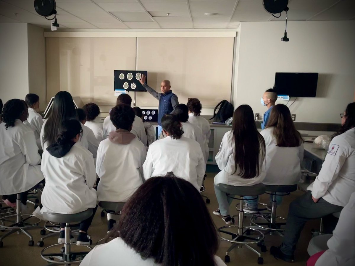 We were delighted to participate in the  Mentorship, Early Exposure, Training in Surgery (MEETS) Pathway Program, which helps students from local high schools in Rhode Island learn more about surgical subspecialties. Thank you to @BrownMedicine for organizing! #DEI #Neurosurgery