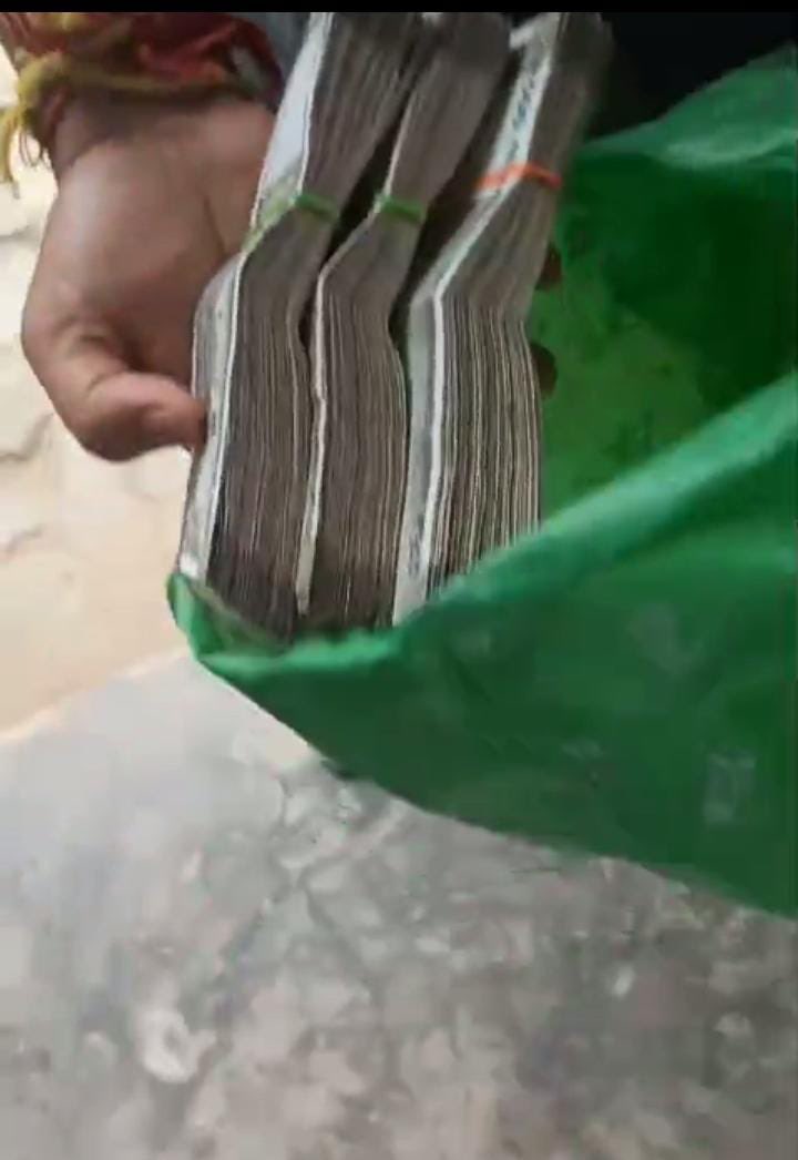 dc_nagaon's tweet photo. Today on 16th April, 2024, SST Team-4 of 59-Brahampur LAC seized a cash amount of Rs. 1,50,000 (One lakh fifty thousand rupees only) at Nonoi Police Out Post.
.
.
.
#SecureEVM #এক_ভৱিষ্যতৰ_মত #ECISVEEP #DeshKaGarv #ChunavKaParv #VoterAwareness #LokSabhaElection2024 @ceo_assam https://t.co/NddDbrKOys